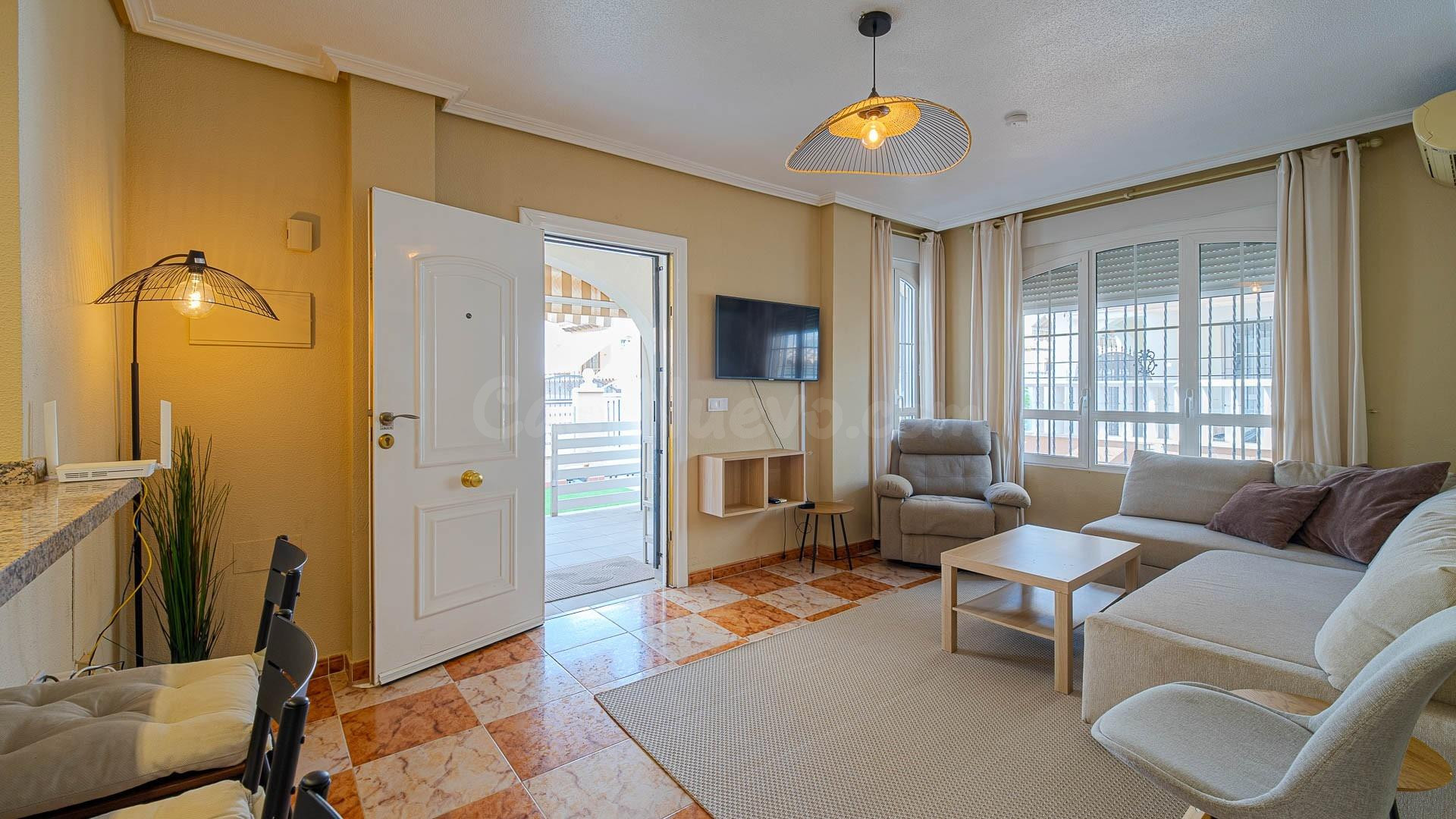 Amplia casa adosada de 3 dormitorios con solárium privado - foto 3