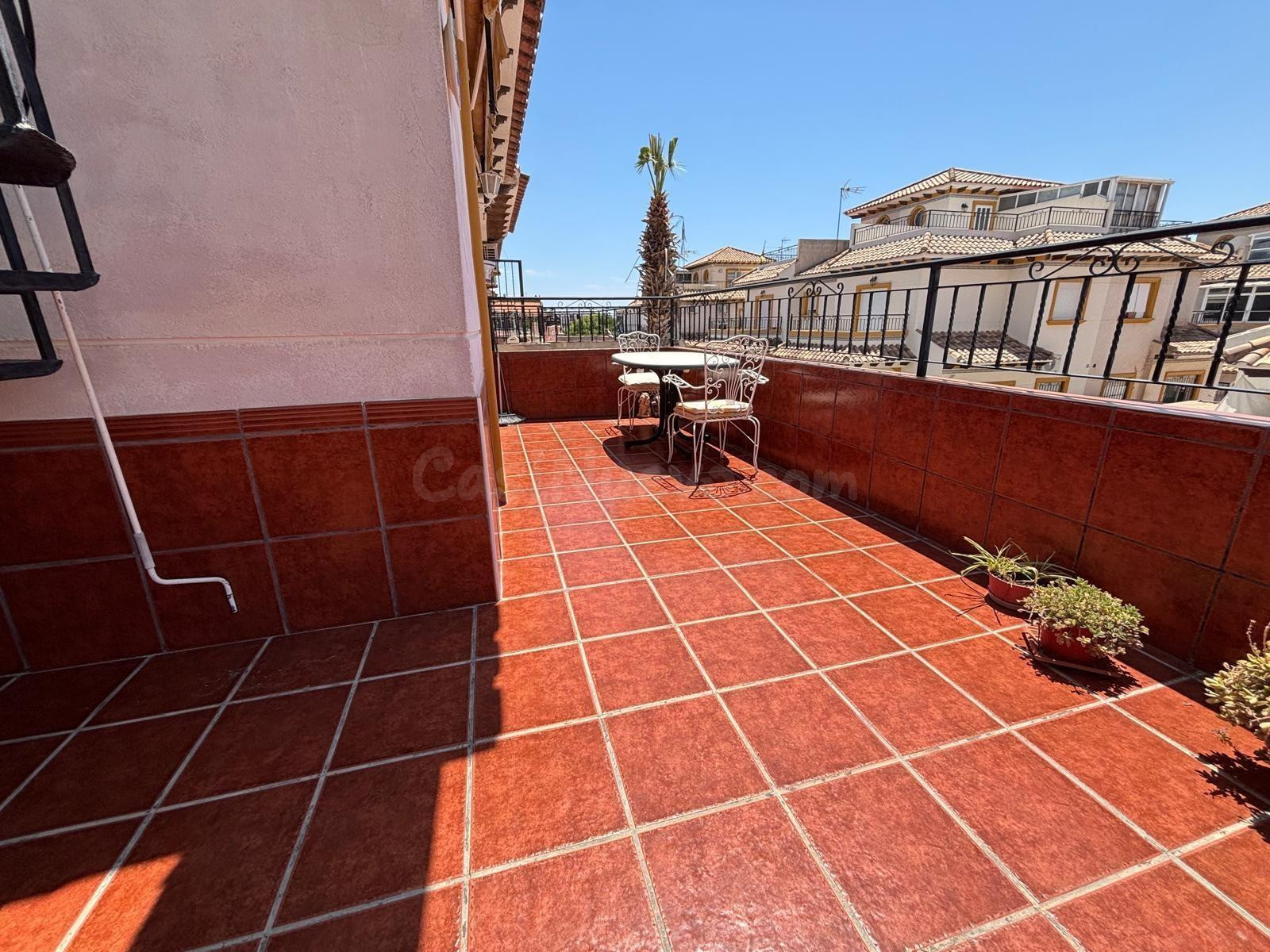 Bungalow en planta alta con solárium, piscina comunitaria y  - foto 2