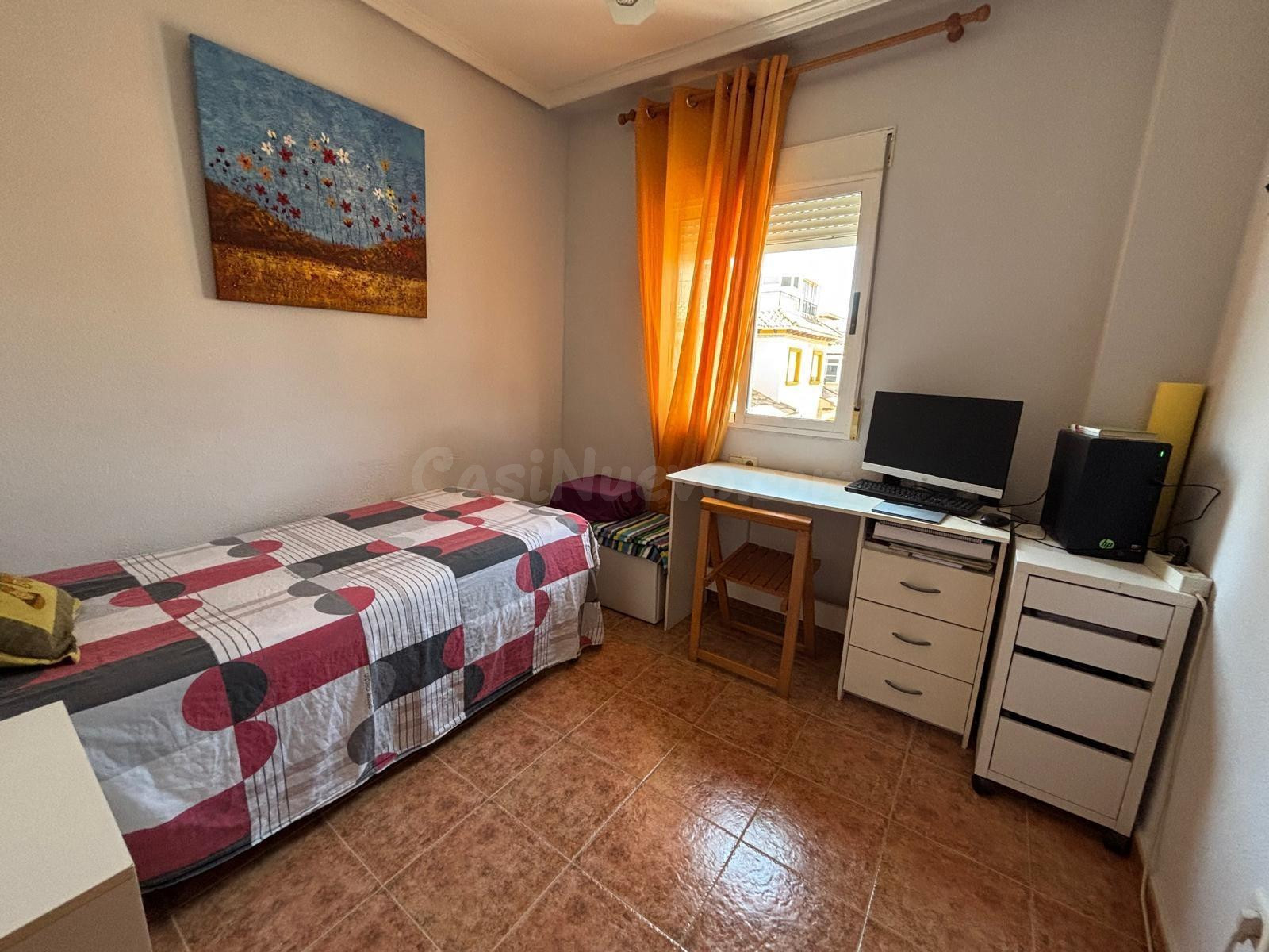 Bungalow en planta alta con solárium, piscina comunitaria y  - foto 3
