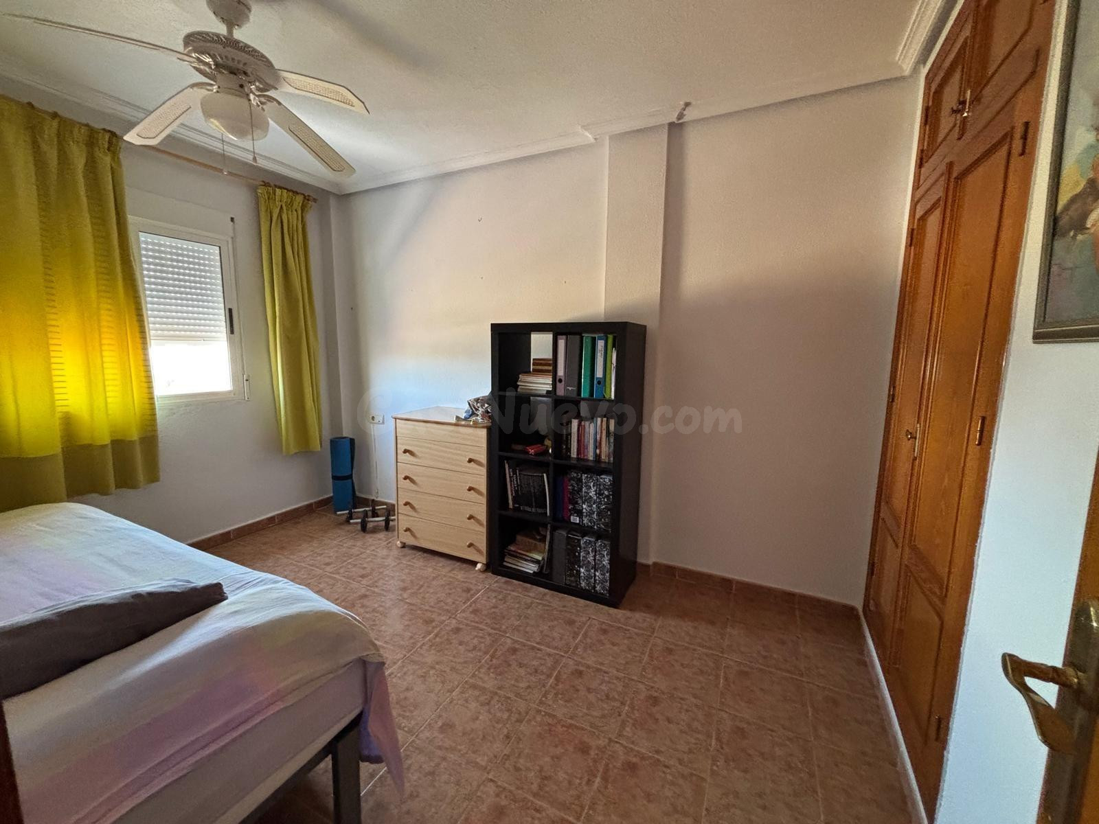 Bungalow en planta alta con solárium, piscina comunitaria y  - foto 4
