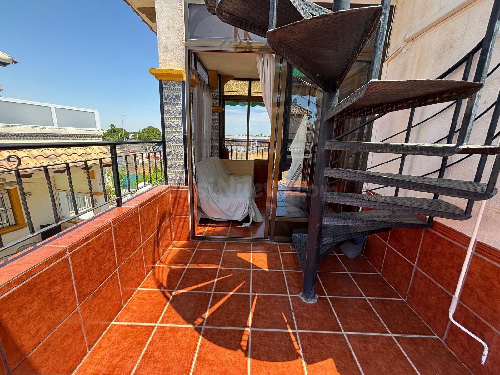 Bungalow en planta alta con solárium, piscina comunitaria y  - foto 5
