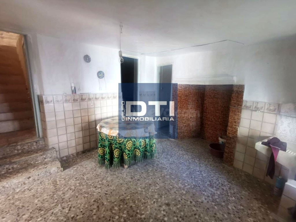 Casa en venta en Balazote de 200 m² con patio, 3 dormitorios y gran potencial de reforma