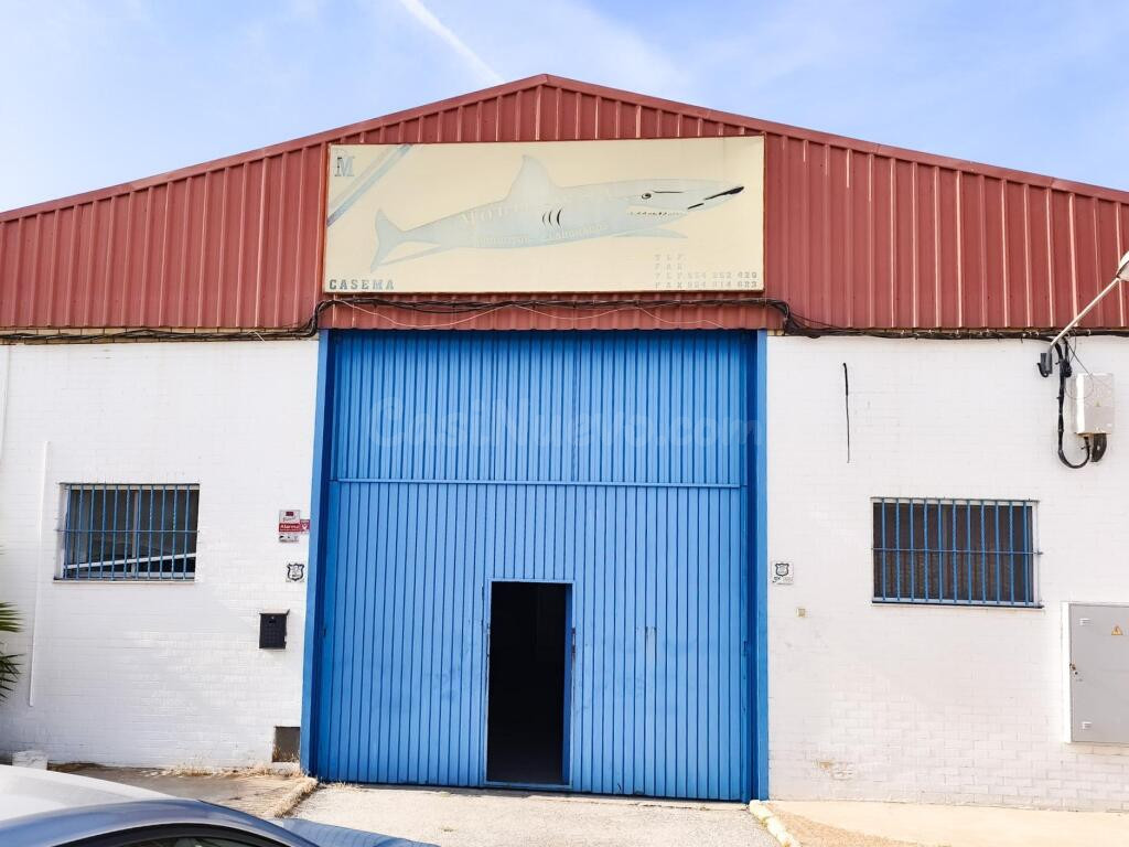 Nave industrial con cámaras frigoríficas en venta – Polígono