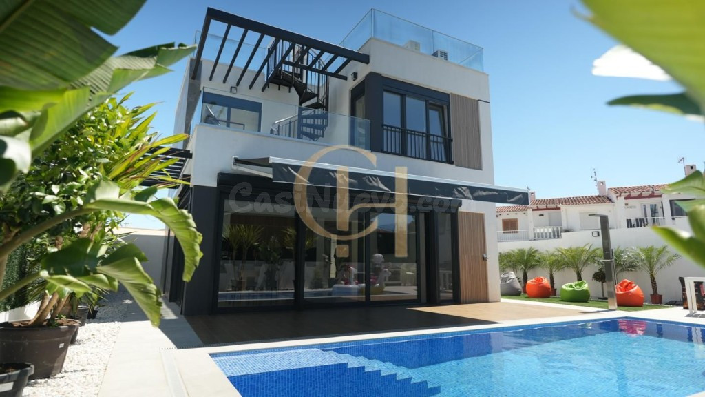 Exclusiva Villa de Diseño Contemporáneo con Piscina Privada y Vistas al Mar en La Nucía