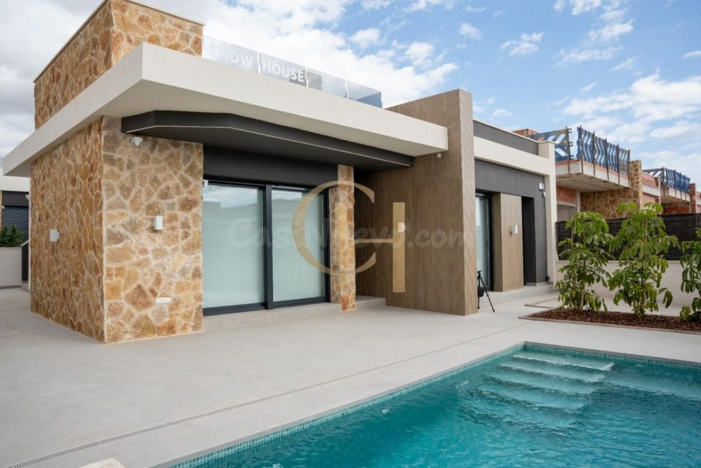 Villa de diseño moderno en Cuidad Quesada, pensada para quienes buscan estilo, confort y armonía con el entorno.