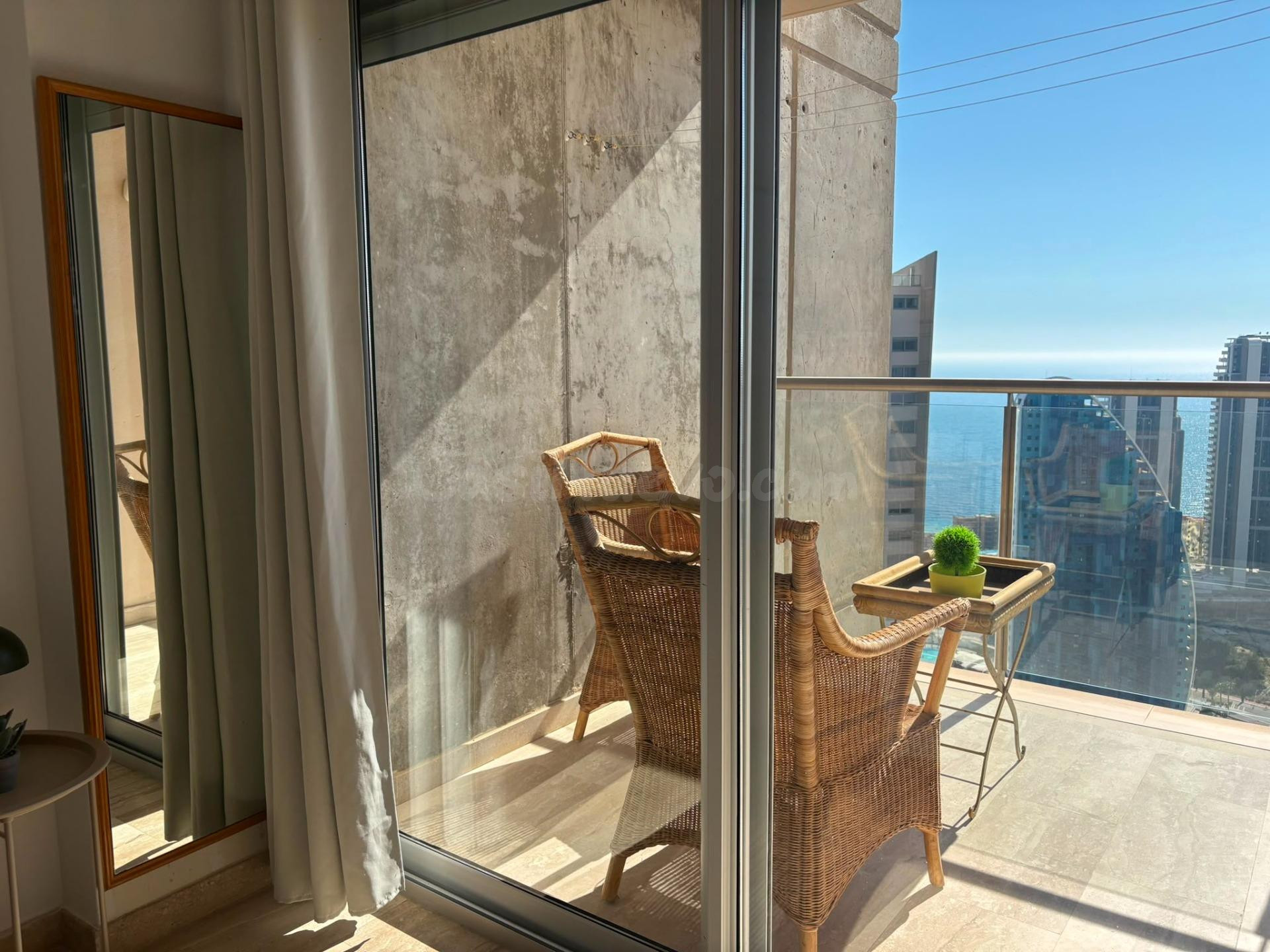 Acogedor Piso de 1 Dormitorio con Terraza y Parking – Av. Adolfo Suárez, Benidorm - foto 5