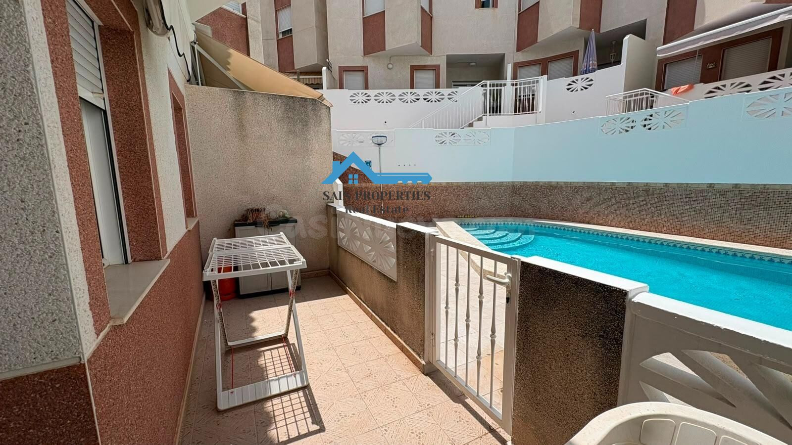 Amplio adosado con piscina comunitaria en el corazón de La Nucia