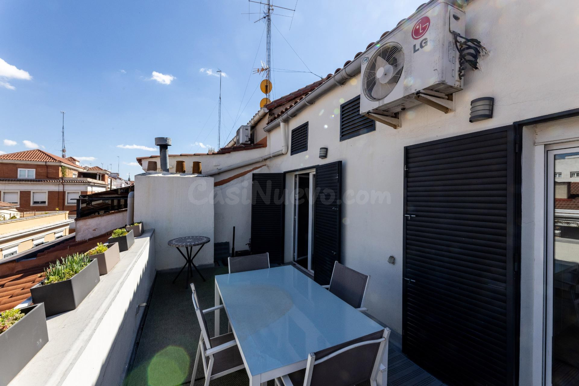 Ático en alquiler con terraza de 17m2, dos dormitorios y dos - foto 3