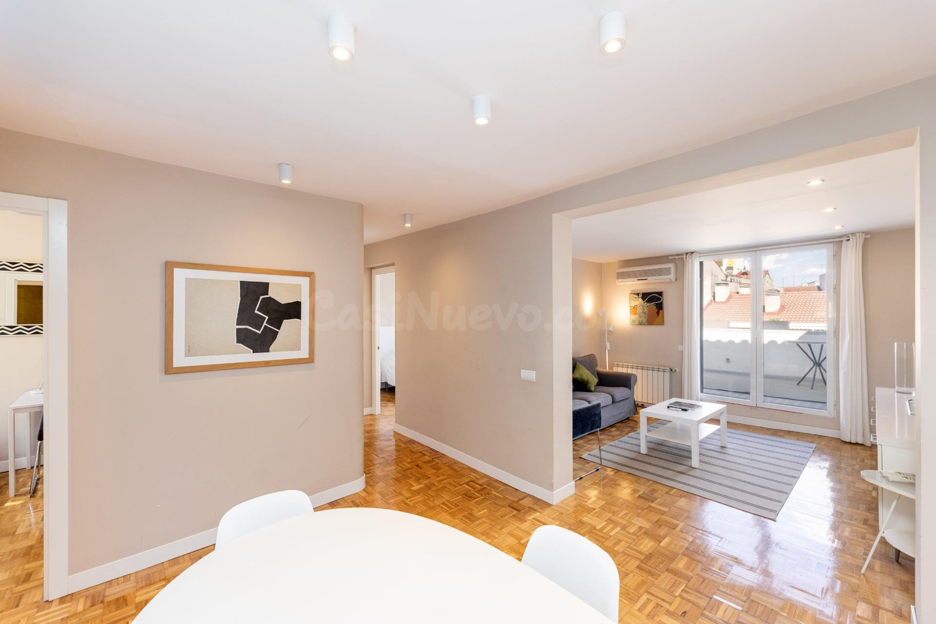 Ático en alquiler con terraza de 17m2, dos dormitorios y dos - foto 4