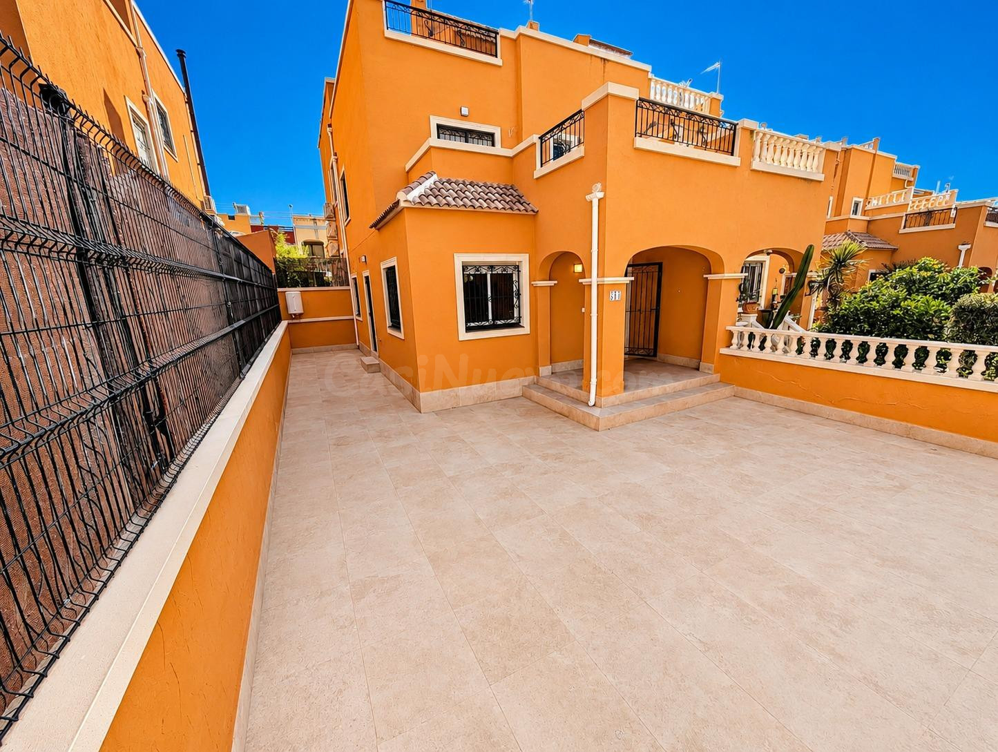 Chalet adosado con solárium privado y vistas a la piscina en Dream Hills, Orihuela Costa