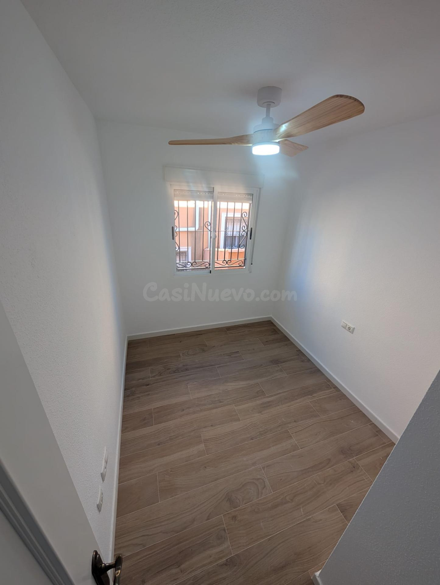Chalet adosado con solárium privado y vistas a la piscina en - foto 4
