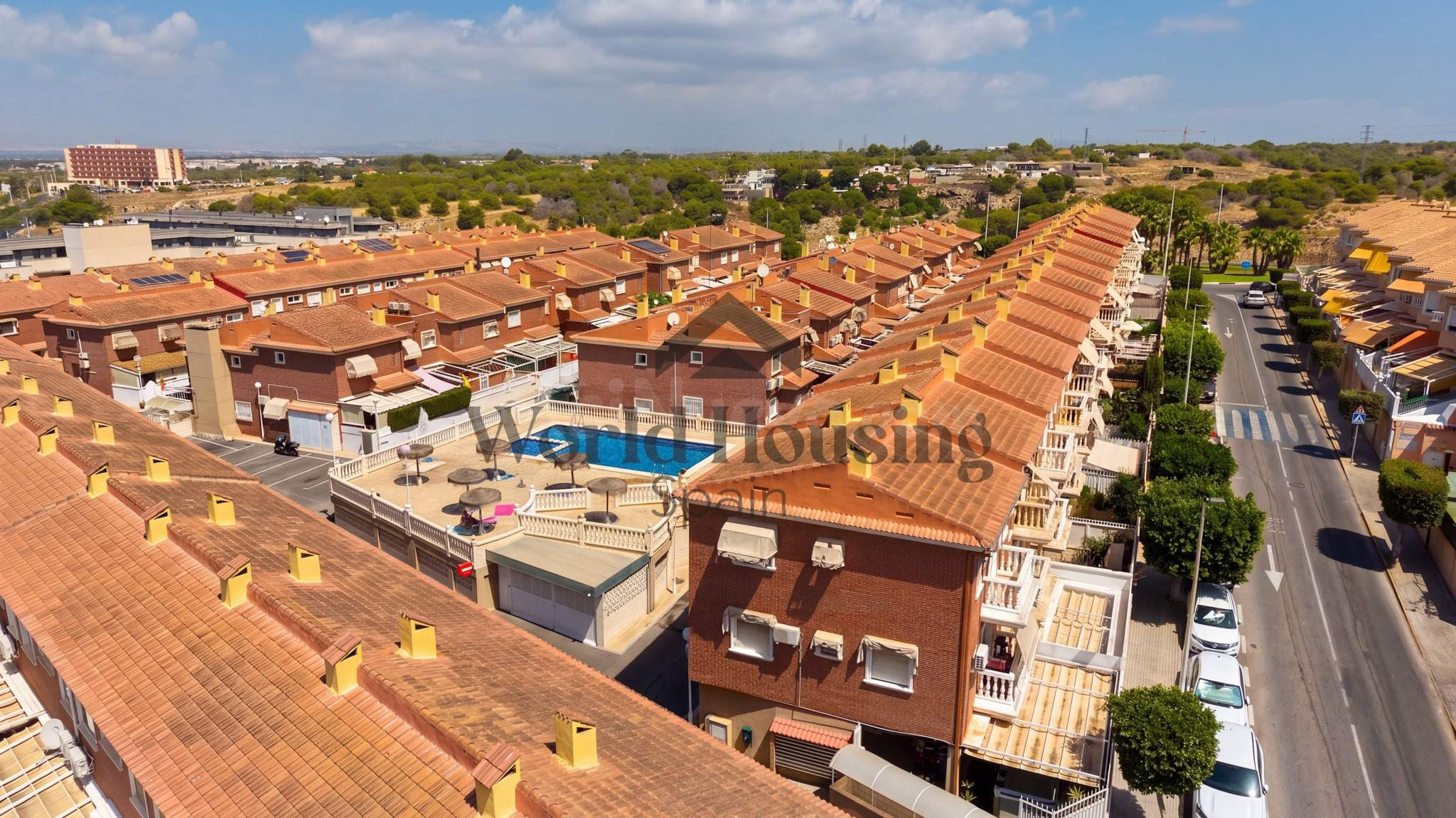 OPORTUNIDAD!!! ADOSADO DE TRES PLANTAS Y 4 DORMITORIOS CON PISCINA EN SANTA POLA