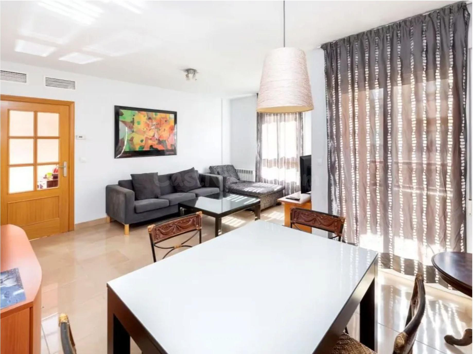 Alquiler de piso en Avenida de Maracena, Granada Capital | 3 habitaciones y piscina comunitaria | REF: 1052