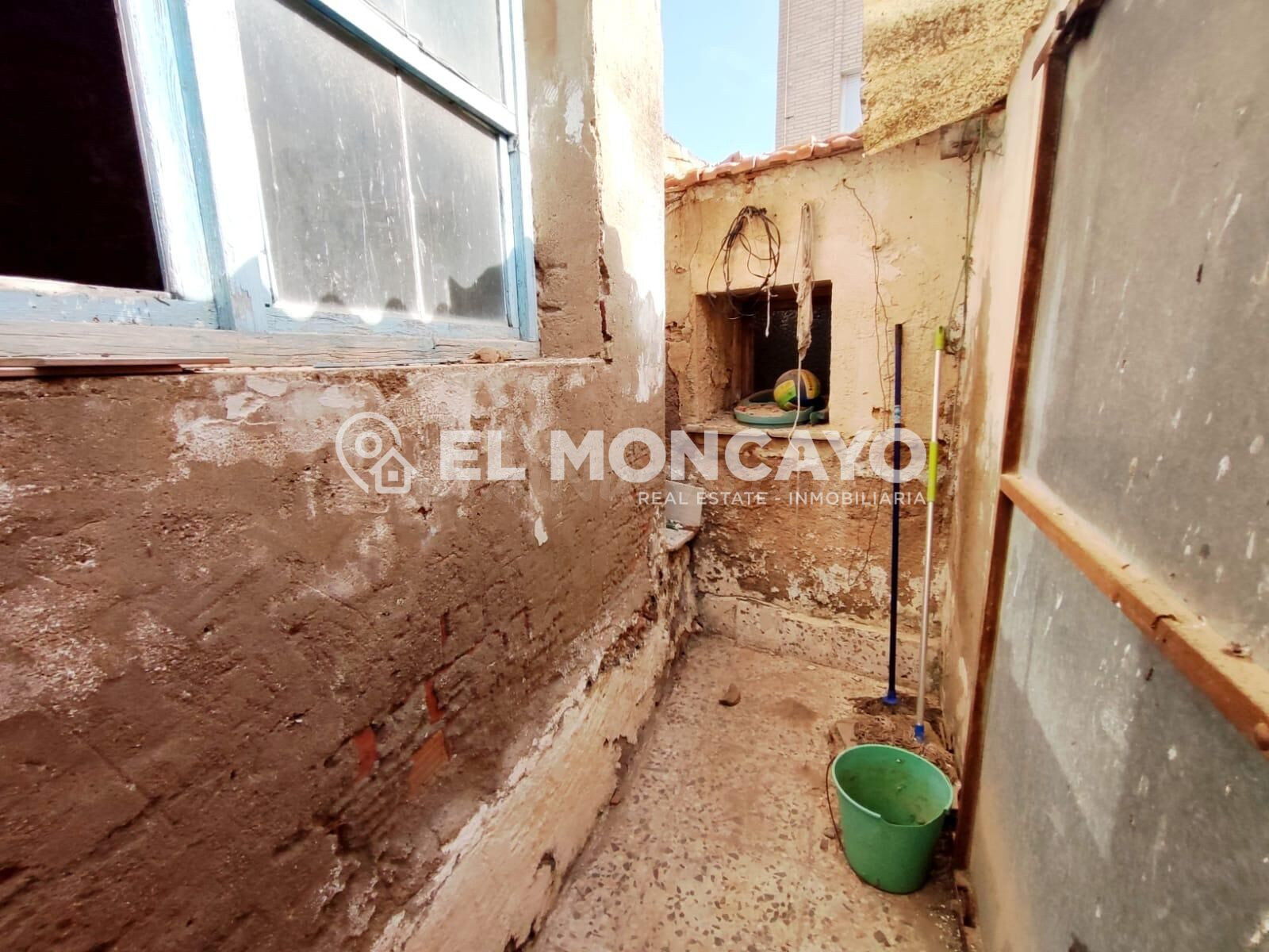 Fantástica casa de pueblo esquina en el centro de Los Montes - foto 3