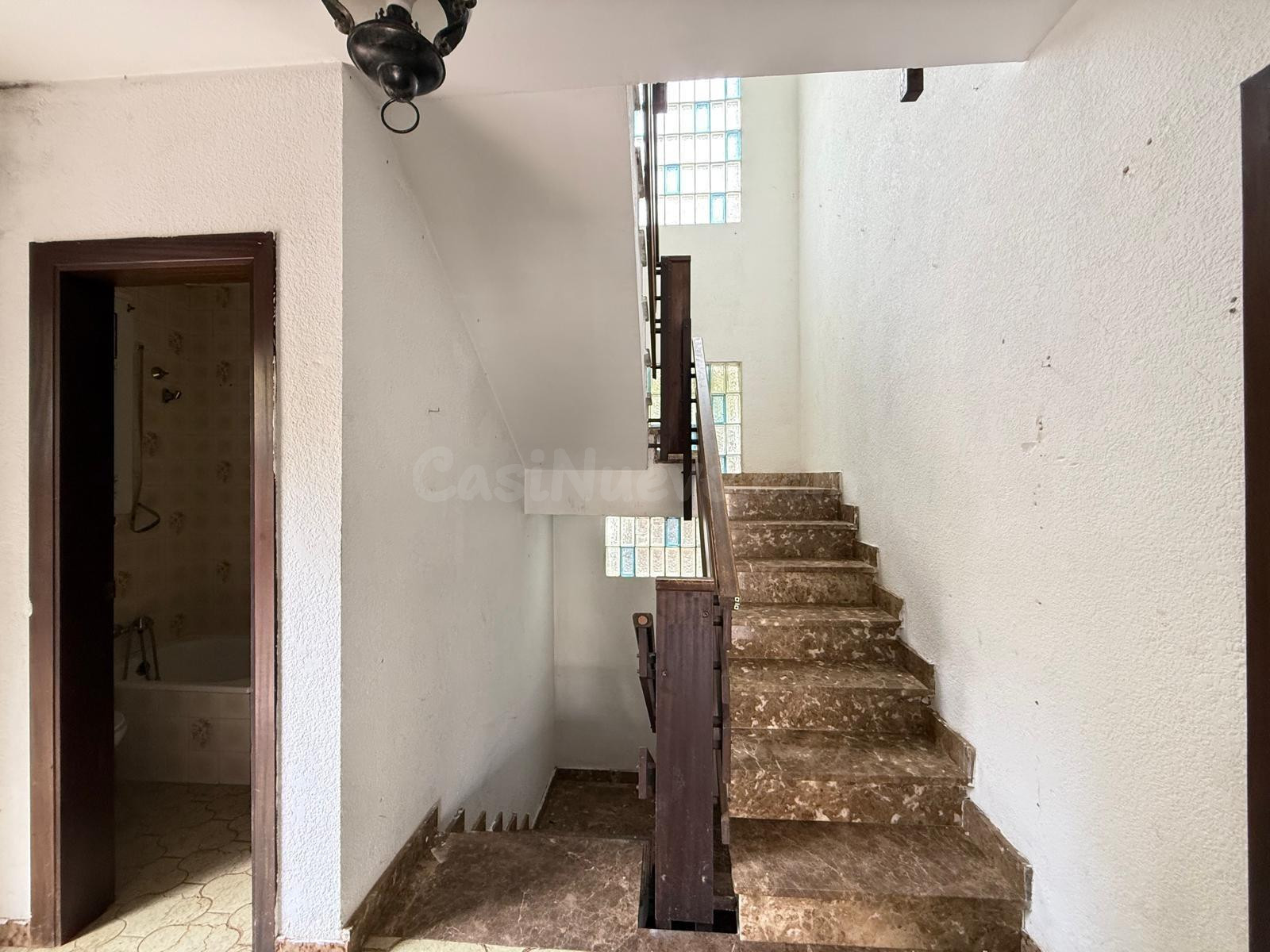 Chalet adosado de 3 dormitorios con garaje, terrazas y jardí - foto 5