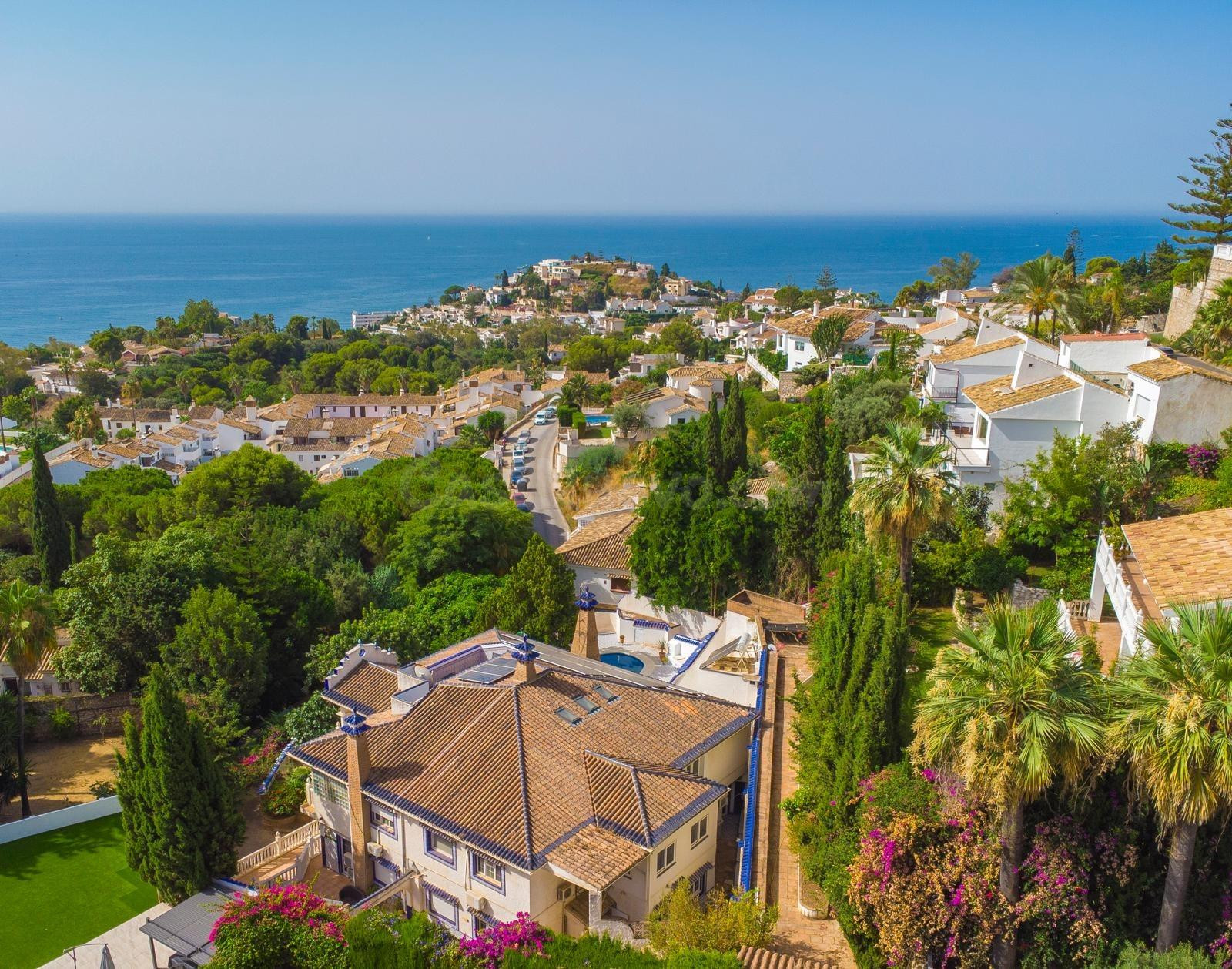 Exclusiva villa con vistas al mar, privacidad y amplios espacios en una ubicación privilegiada