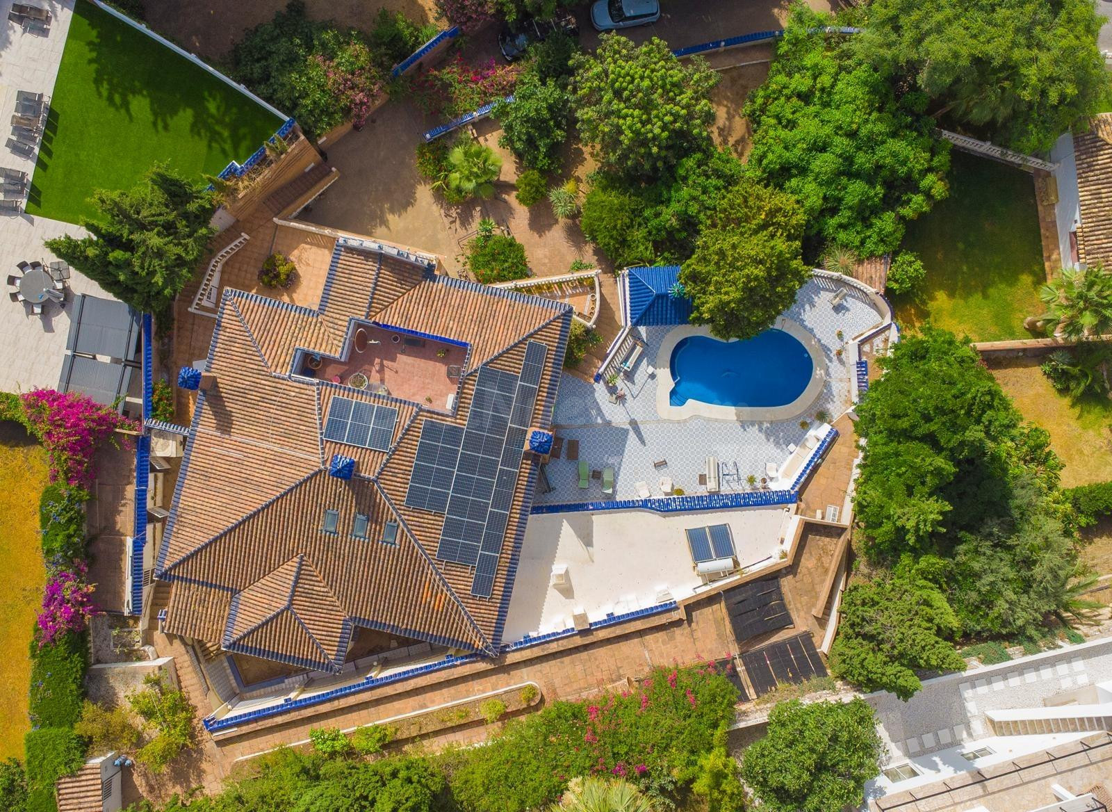 Exclusiva villa con vistas al mar, privacidad y amplios espacios en una ubicación privilegiada - foto 2