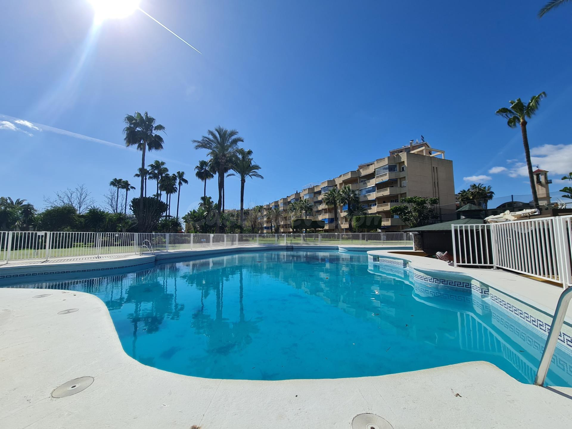 GRAN OPORTUNIDAD  EN URBANIZACIÓN COSTALAGO EN PRIMERA LINEA DE PLAYA, TORREMOLINOS-PLAYAMAR