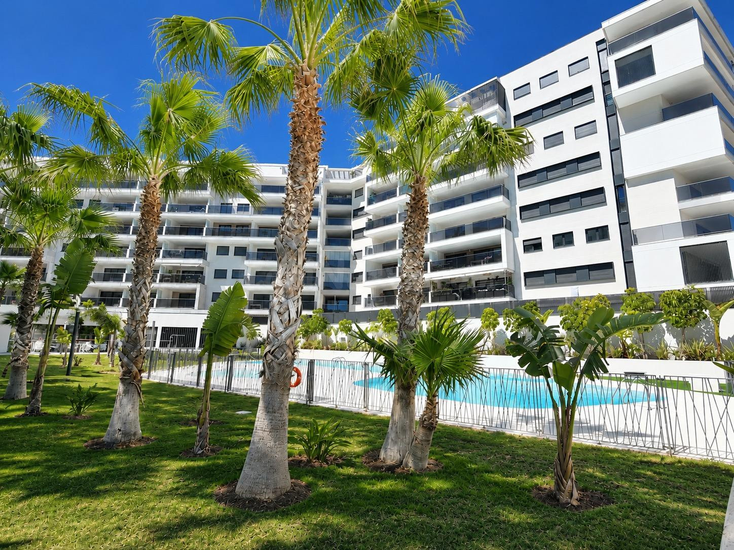 APARTAMENTO CON AMPLIA TERRAZA EN LA MODERNA URBANIZACIÓN SEAGARDENS EN CAMPOAMOR