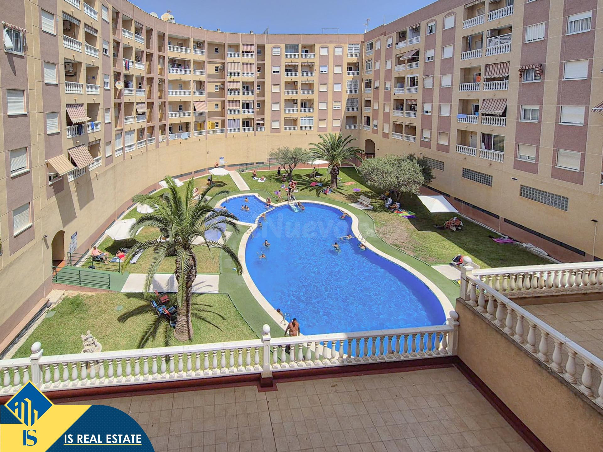 Estupendo apartamento con increíbles vistas despejadas y a la piscina comunitaria