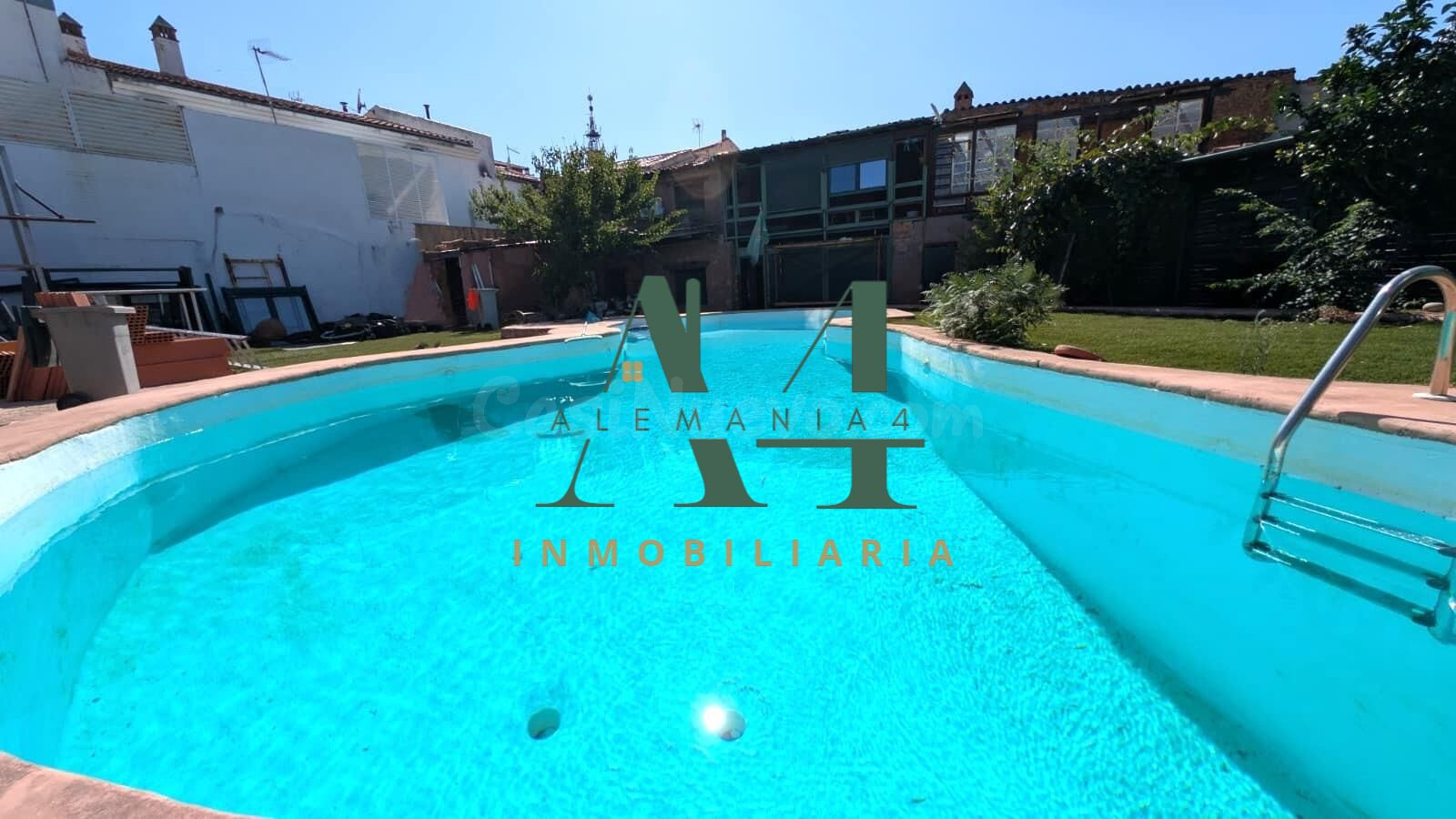 Impresionante Chalet Semireformado en el Corazón de Cáceres por €621,900