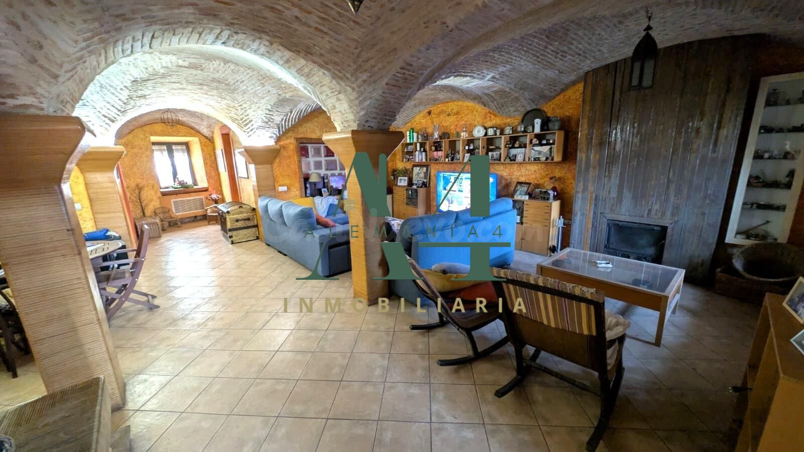 Impresionante Chalet Semireformado en el Corazón de Cáceres  - foto 3