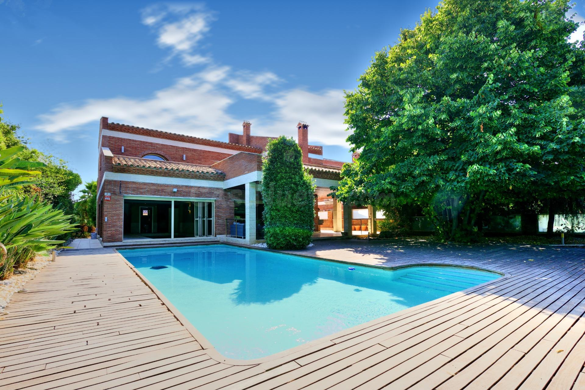 Exclusiva Villa de Autor en Vilafortuny: Arquitectura Patrimonio, Mármol Travertino y Esencia de Palo Santo Precio: 1.595.000 €