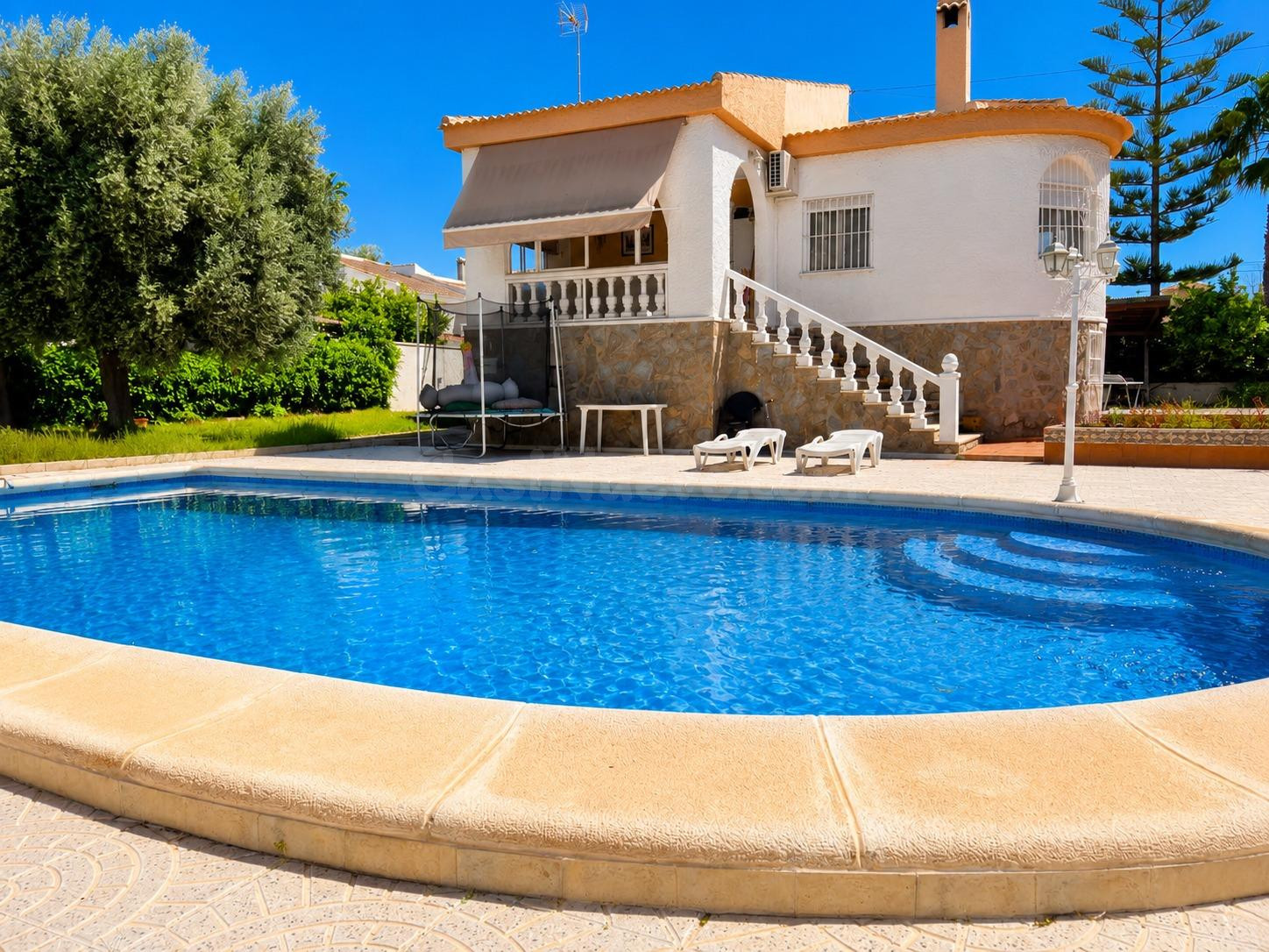 Espectacular villa independiente con parcela de 1.000 m2 y piscina privada