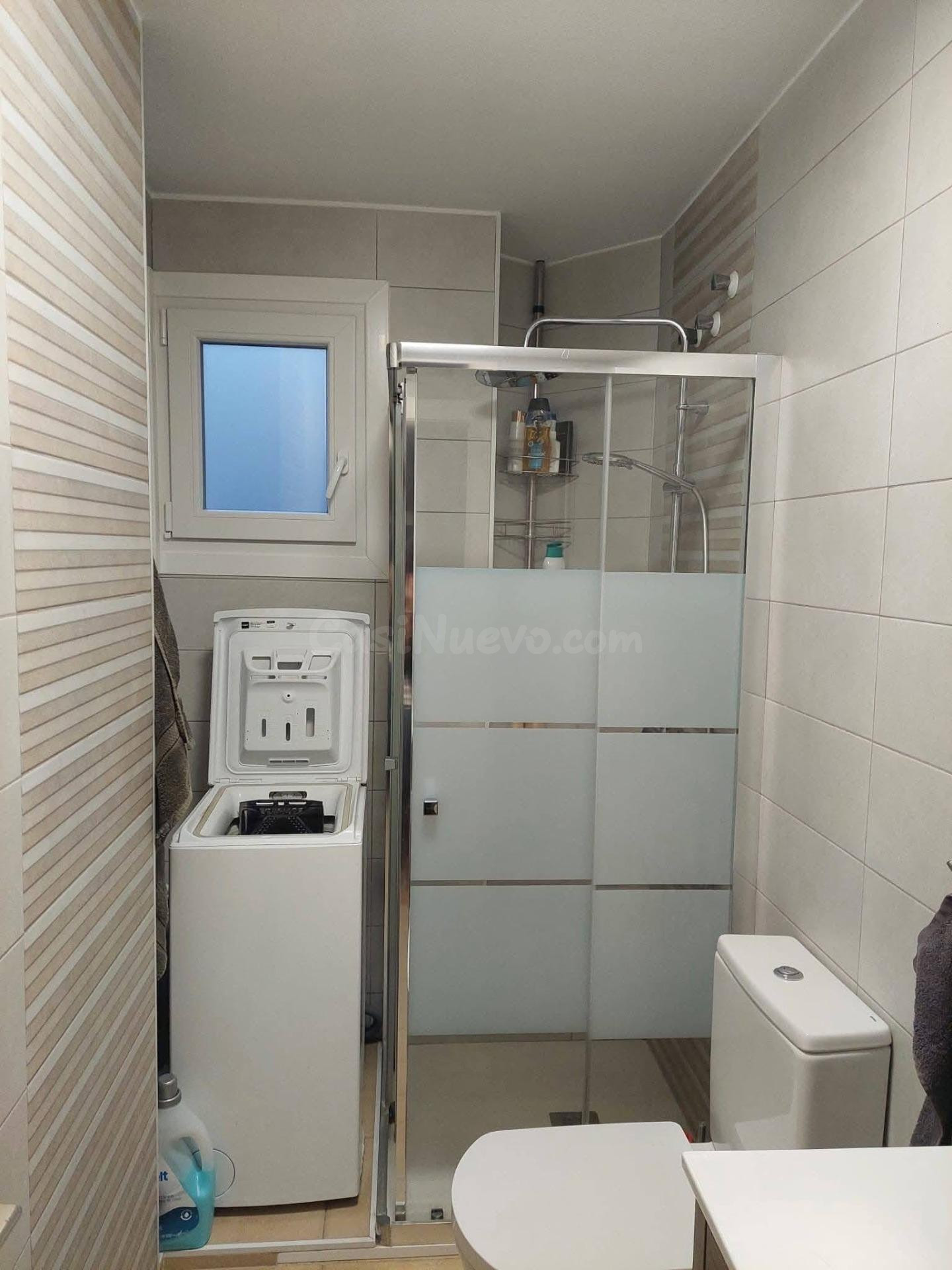 Ático de 2 dormitorios con piscina comunitaria en excelente  - foto 3
