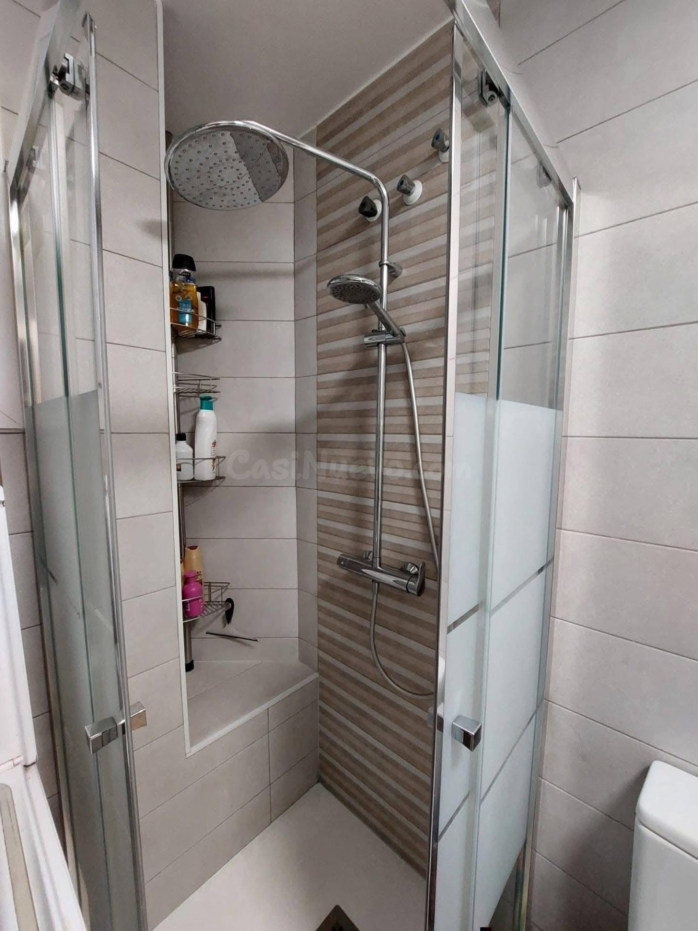 Ático de 2 dormitorios con piscina comunitaria en excelente  - foto 4