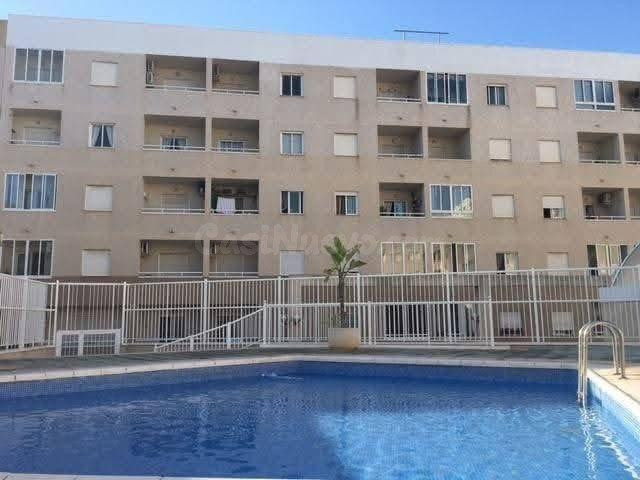 Ático de 2 dormitorios con piscina comunitaria en excelente  - foto 5