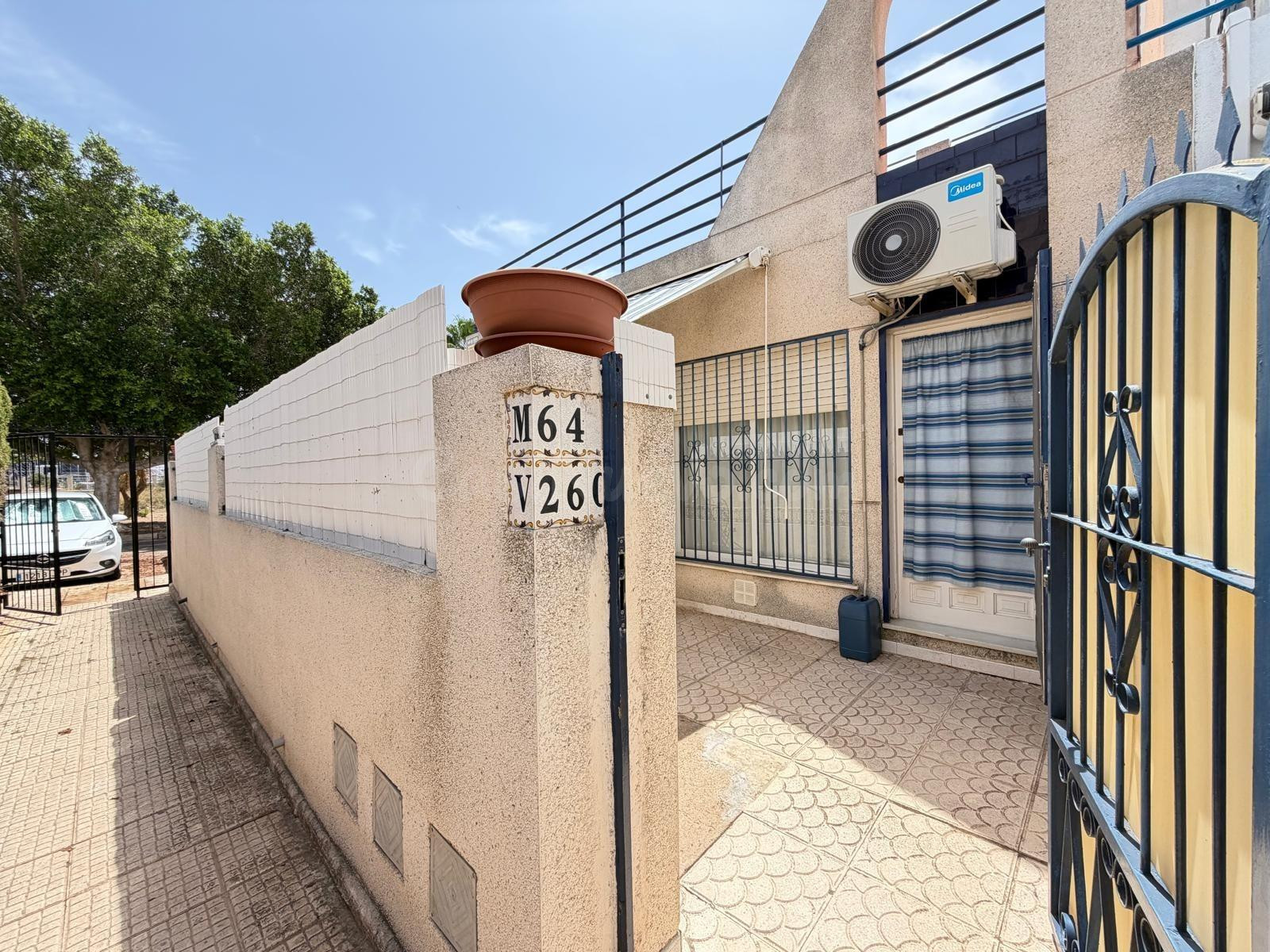 ADOSADO CON PARCELA Y SOLARIUM PRIVADA EN ZONA CARREFOUR. 2 DORM. 1 BAÑO. CON PISCINA COMUNITARIA.
