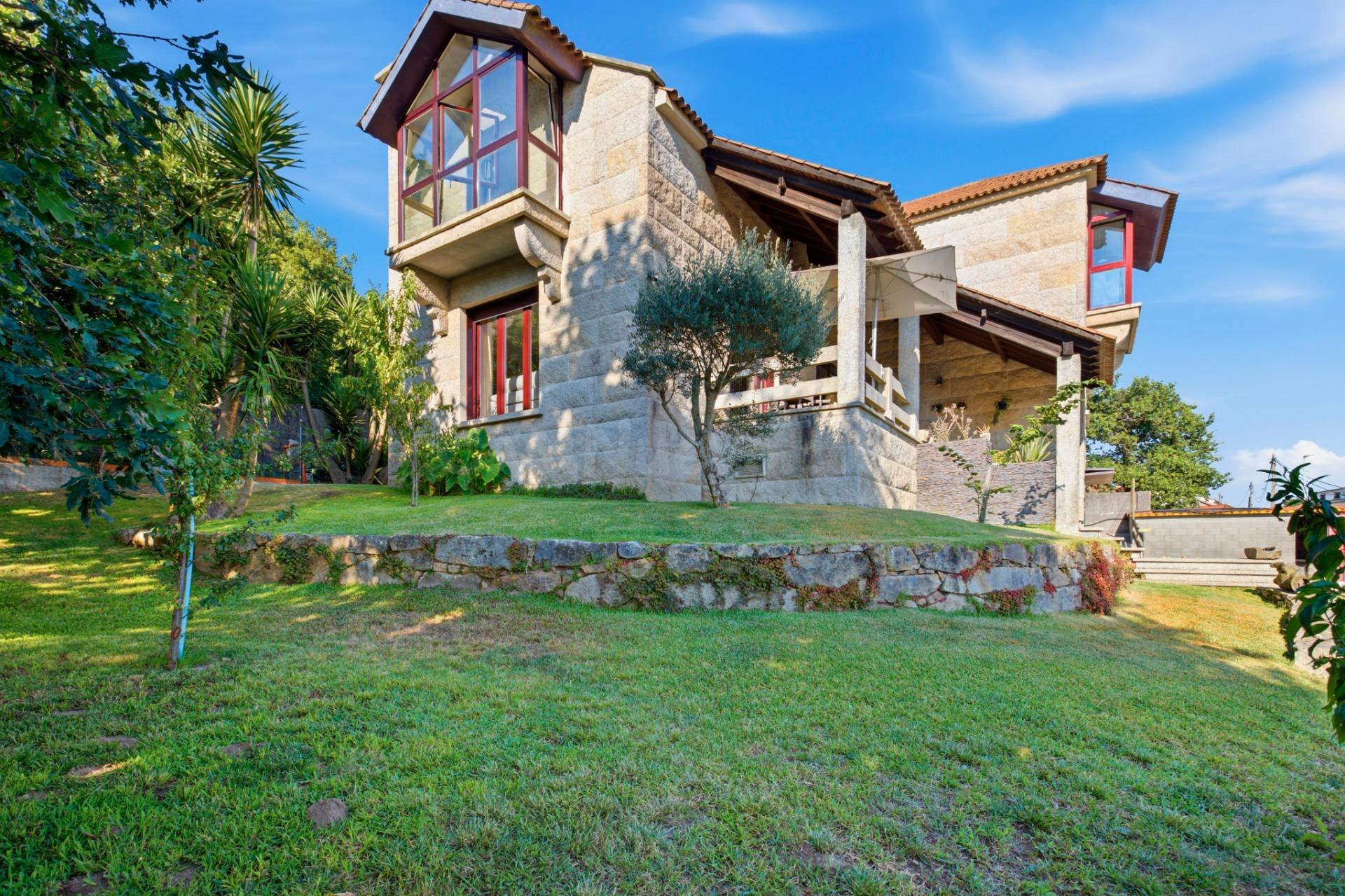UNA JOYA EN PIEDRA GALLEGA EN EL CORAZÓN DE LAS RÍAS BAIXAS. 407 m2 construidos | Parcela: 1.626 m2 | Dormitorios: 4 | Baños: 3