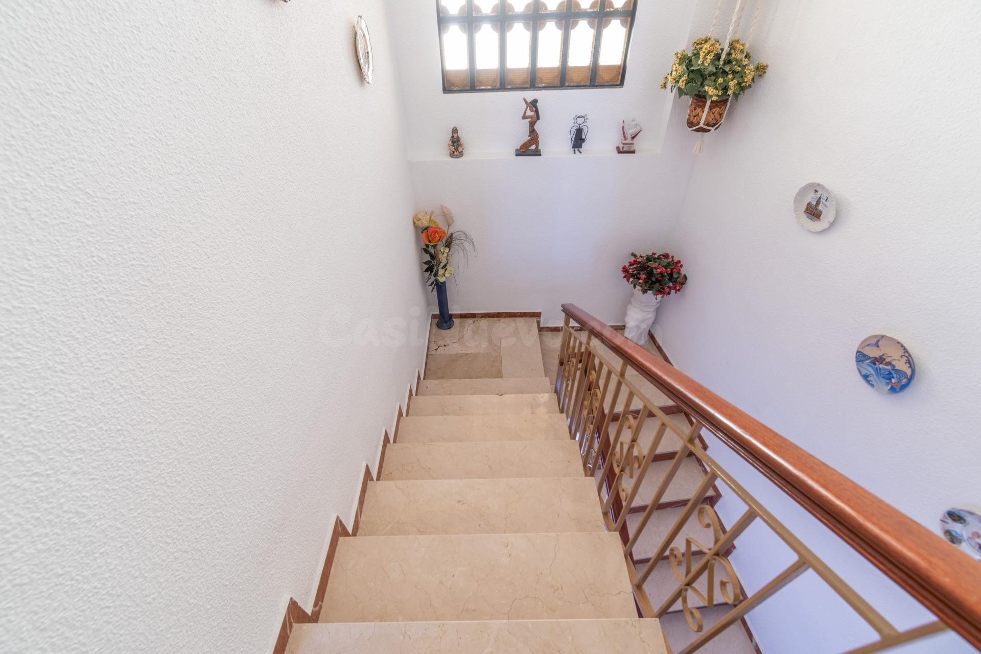 Gran Casa en Esquina en Atarfe – 4 Dormitorios, Piscina, Gar - foto 5