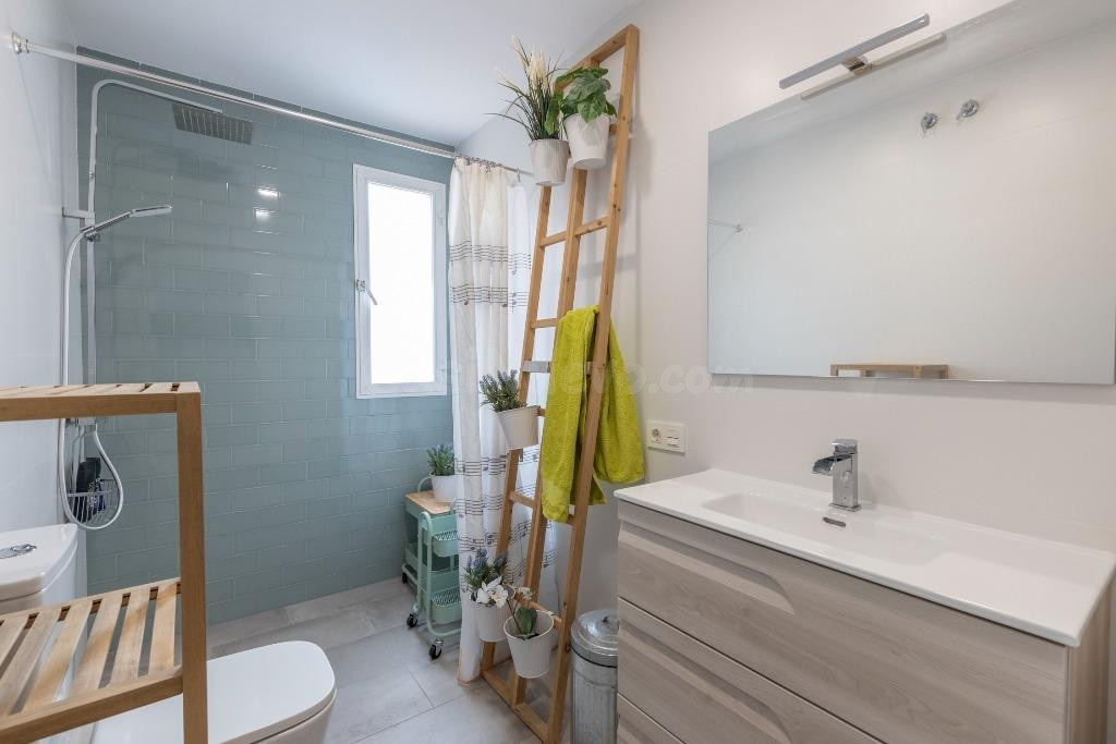 Casa adosada en urbanización con piscina junto al Ferial - foto 3