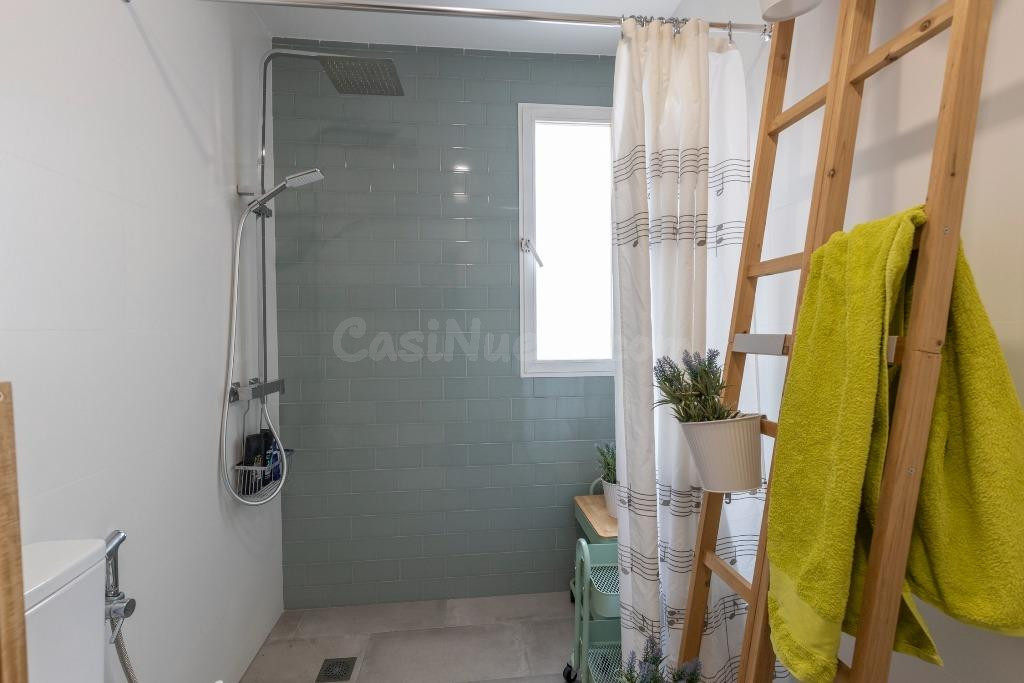Casa adosada en urbanización con piscina junto al Ferial - foto 4
