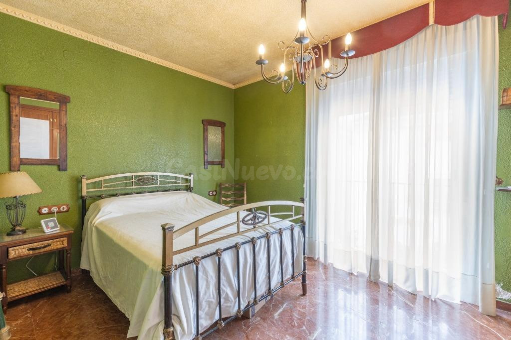 Casa adosada en urbanización con piscina junto al Ferial - foto 5