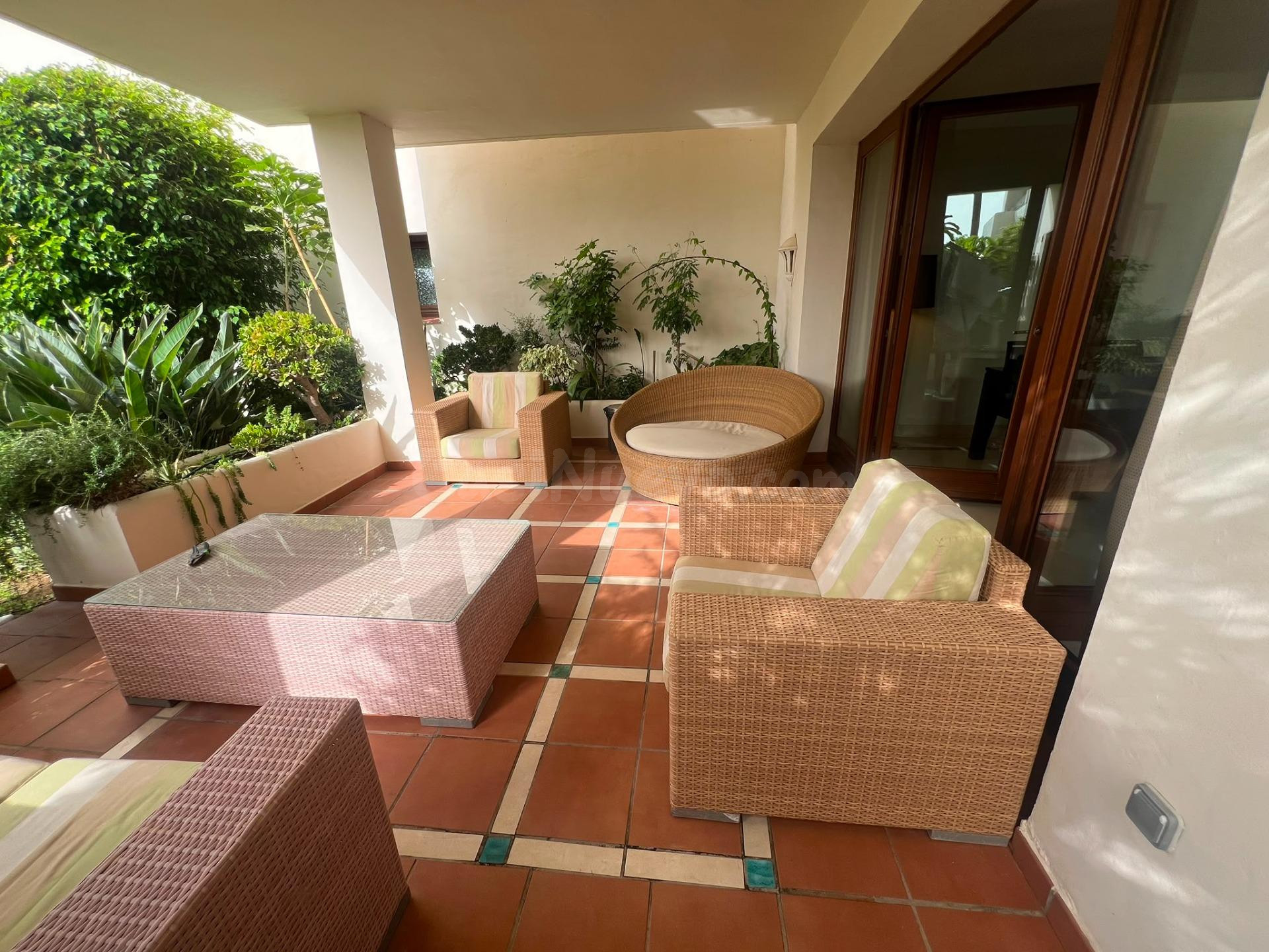 Fabuloso apartamento en planta baja, en una de las urbanizaciones más exclusivas y prestigiosas de Estepona. | CABANILLAS REAL ESTATE - foto 2
