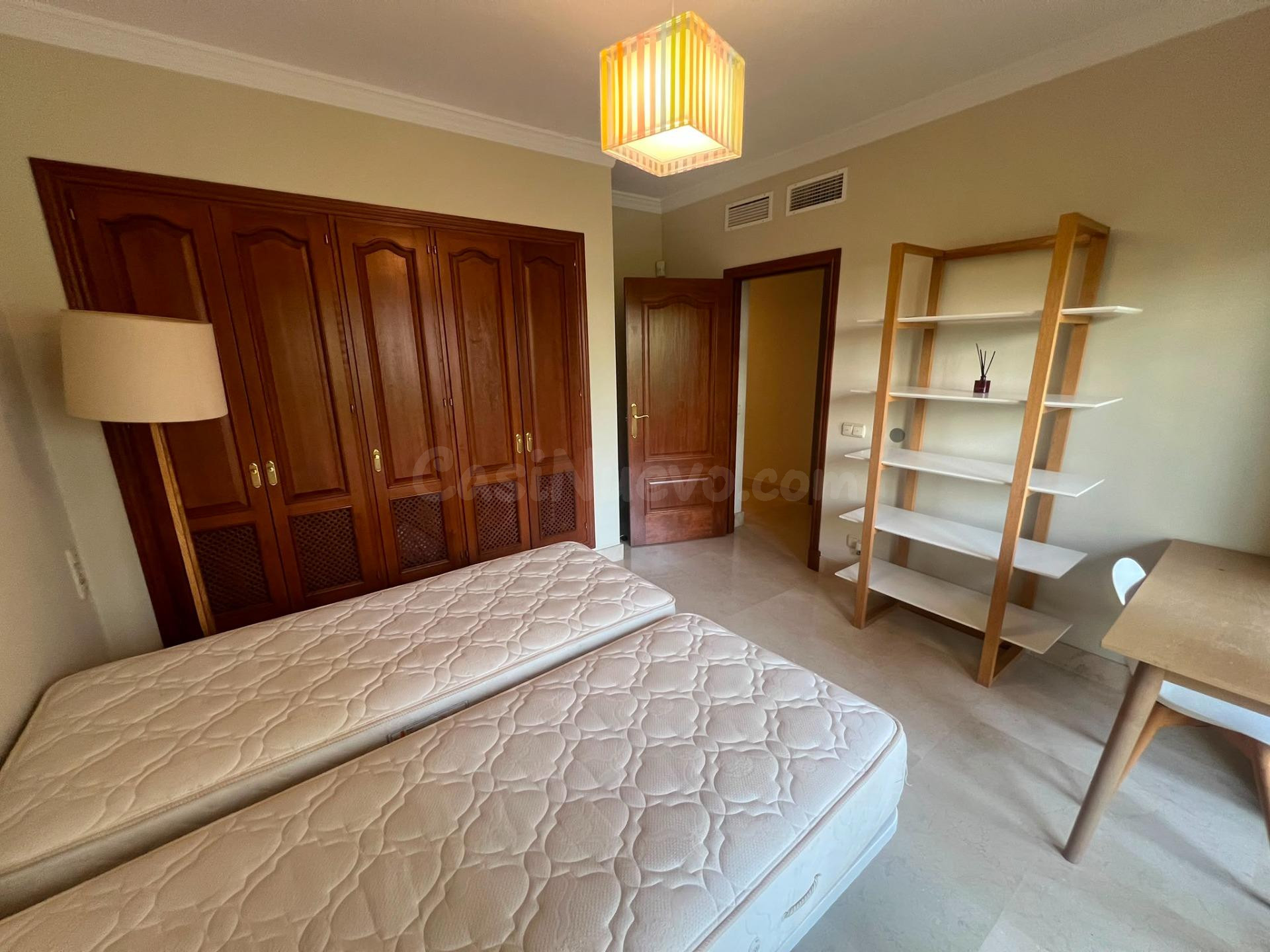 Fabuloso apartamento en planta baja, en una de las urbanizaciones más exclusivas y prestigiosas de Estepona. | CABANILLAS REAL ESTATE - foto 3