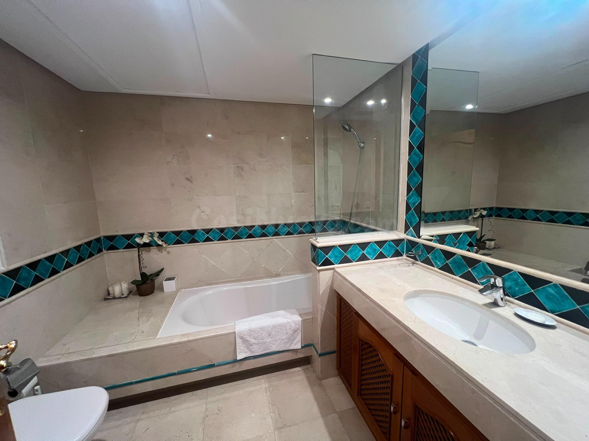 Fabuloso apartamento en planta baja, en una de las urbanizaciones más exclusivas y prestigiosas de Estepona. | CABANILLAS REAL ESTATE - foto 4