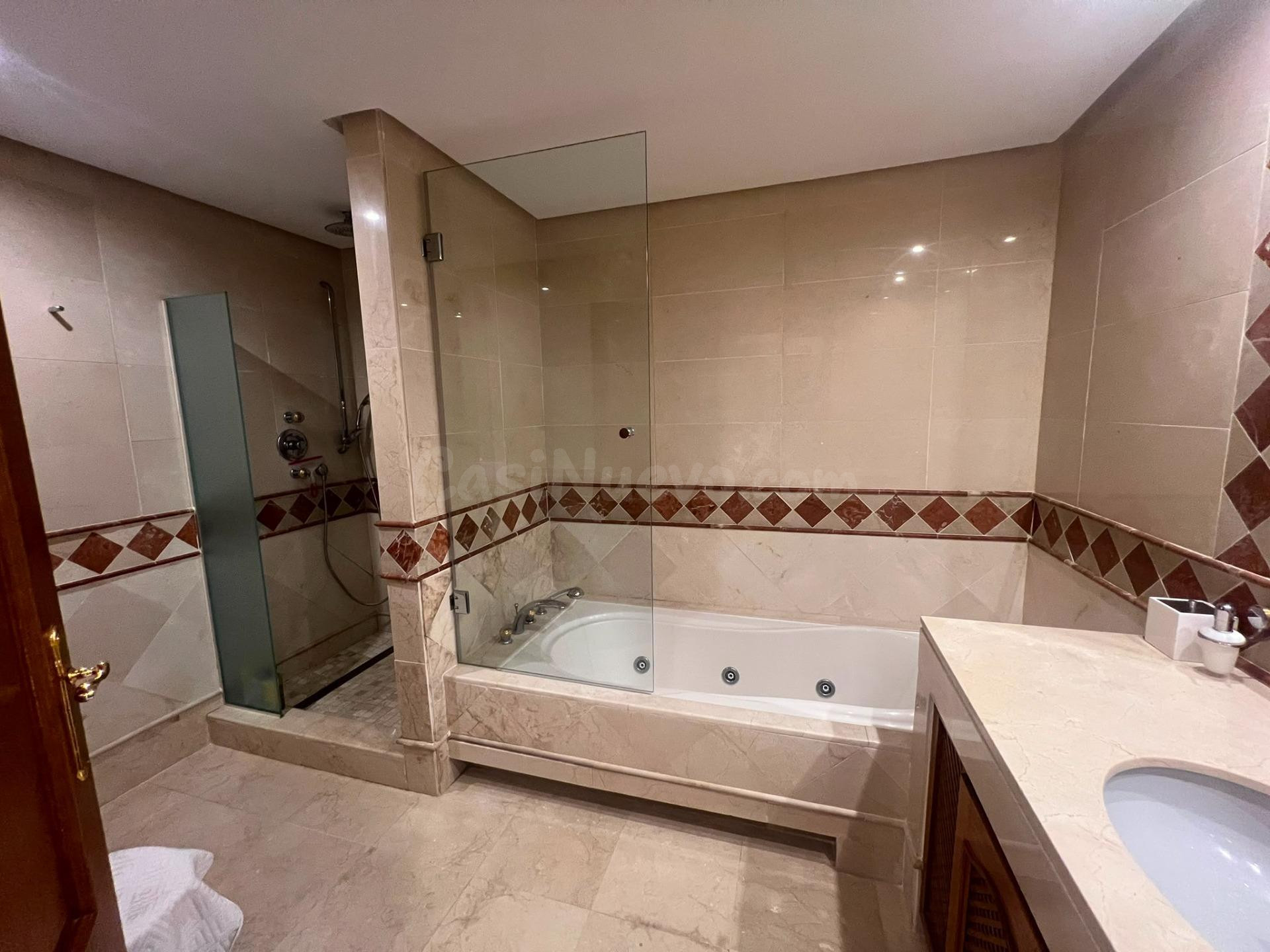 Fabuloso apartamento en planta baja, en una de las urbanizaciones más exclusivas y prestigiosas de Estepona. | CABANILLAS REAL ESTATE - foto 5