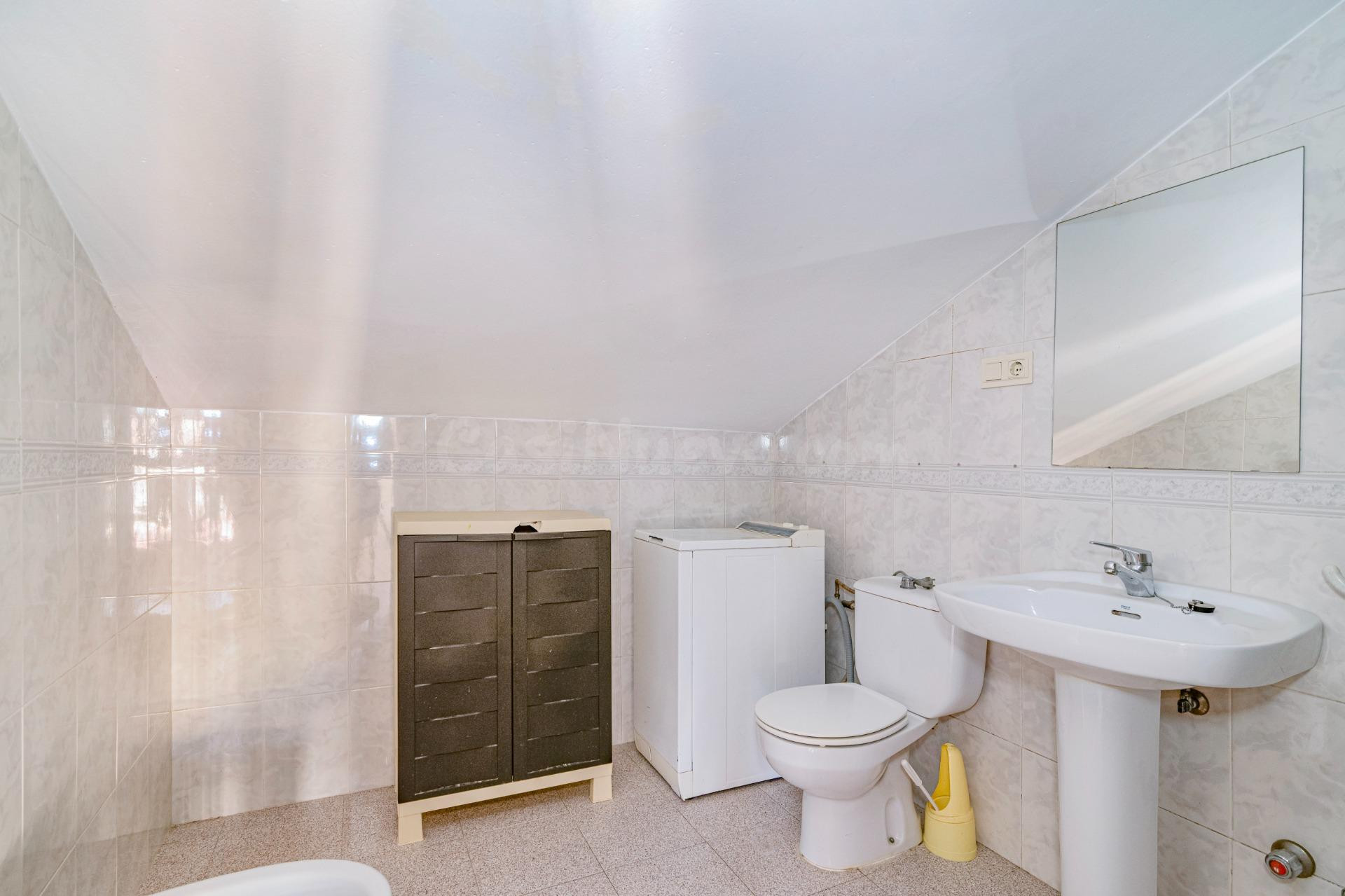 Amplio Chalet en Zaidín, Granada - Oportunidad de Inversión - foto 3