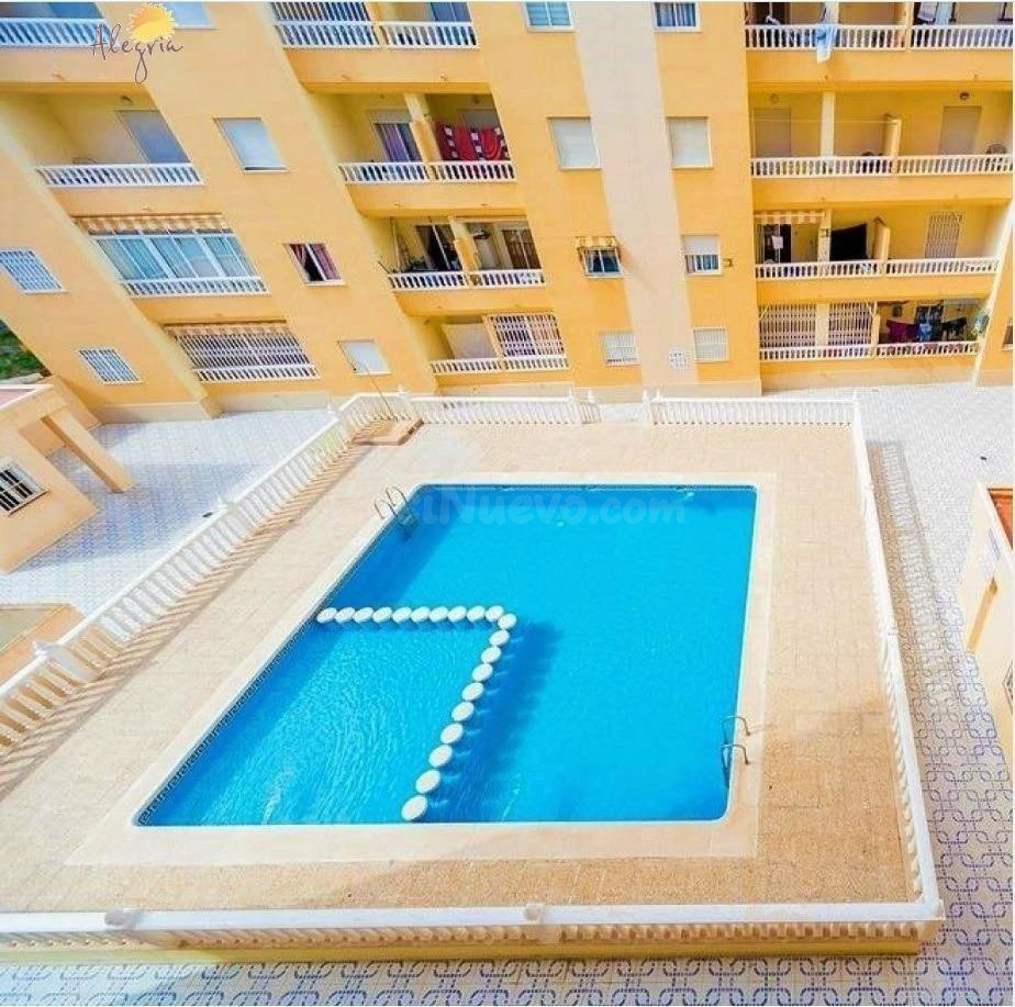 se vende un piso de 2 dormitorios en comunidad con piscina e