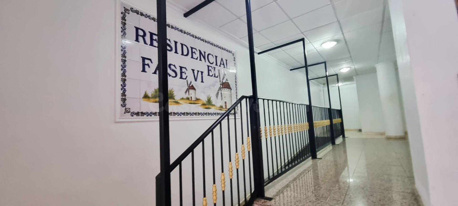 se vende un piso de 2 dormitorios en comunidad con piscina e - foto 2