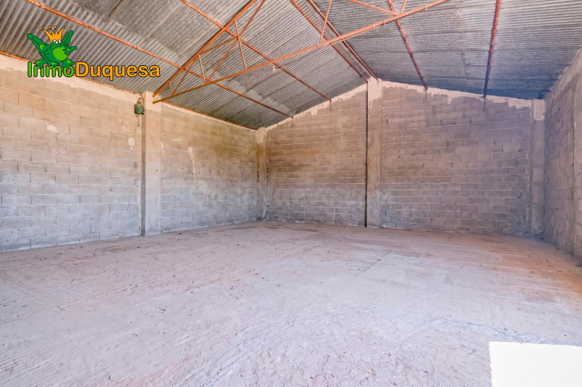 Finca con 2 NAVES y COBERTIZO. 2.100 m2 de solar. - foto 4