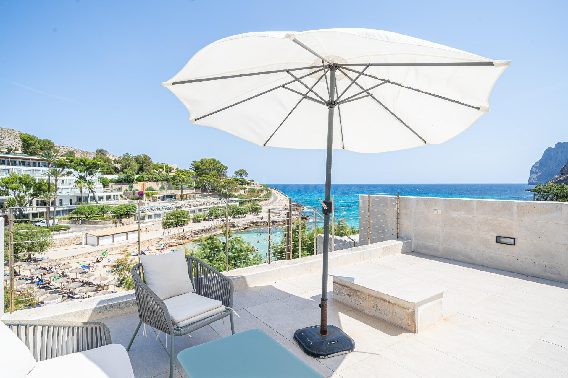 Primer piso frente al mar con azotea de 76m2 en Cala San Vicente