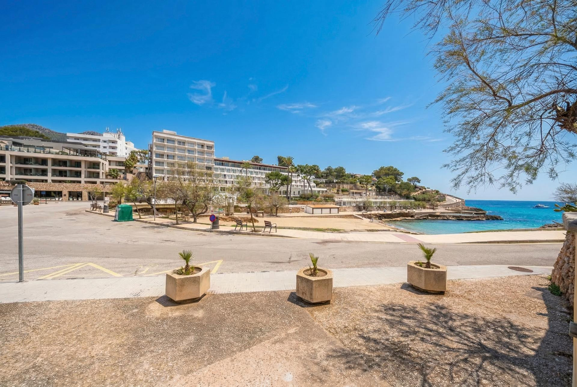 Primer piso frente al mar con azotea de 76m2 en Cala San Vic - foto 4