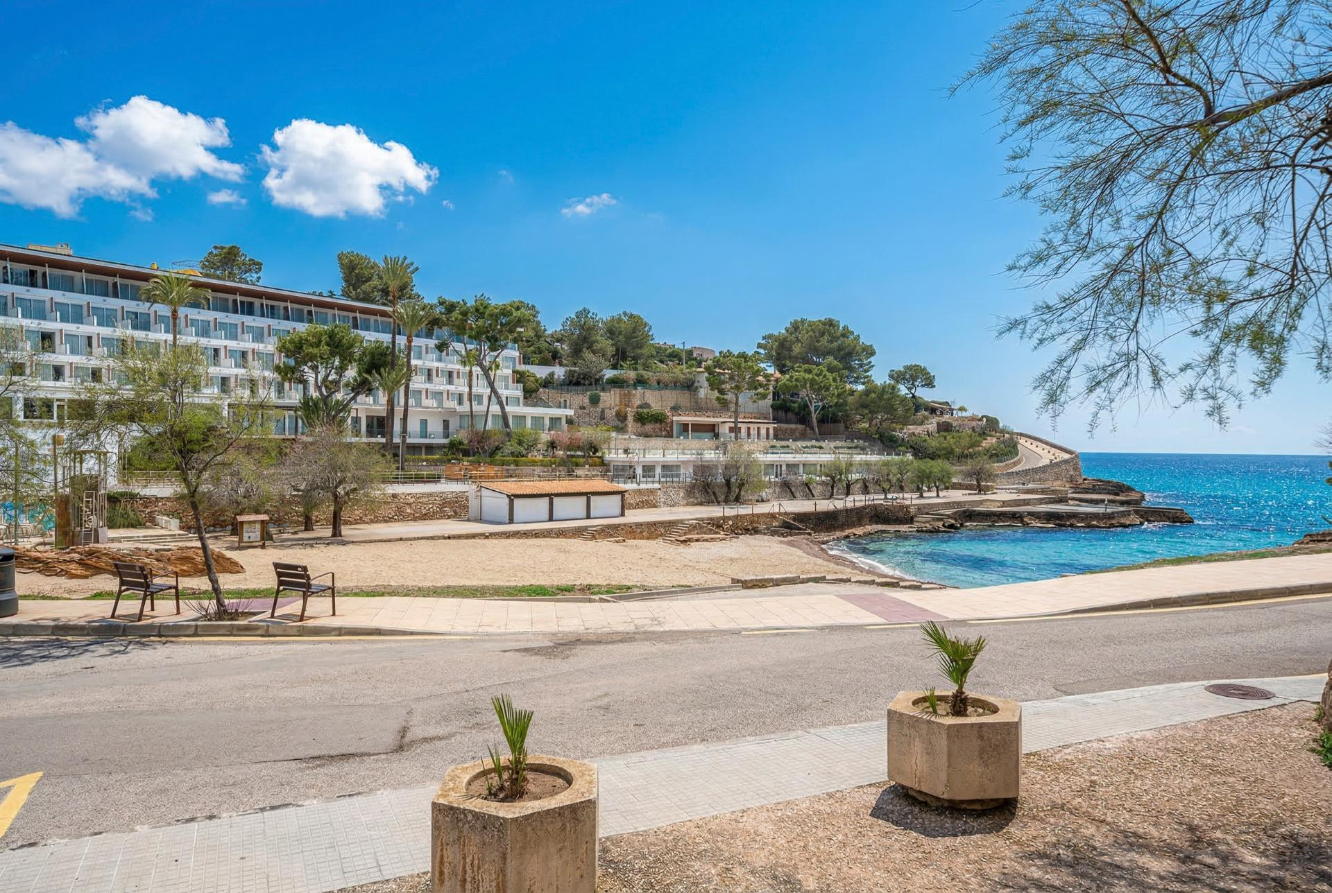 Primer piso frente al mar con azotea de 76m2 en Cala San Vic - foto 5
