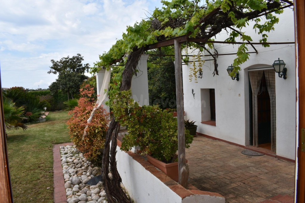Chalet con piscina, jardín y 2 almacenes grandes cerca de la - foto 5