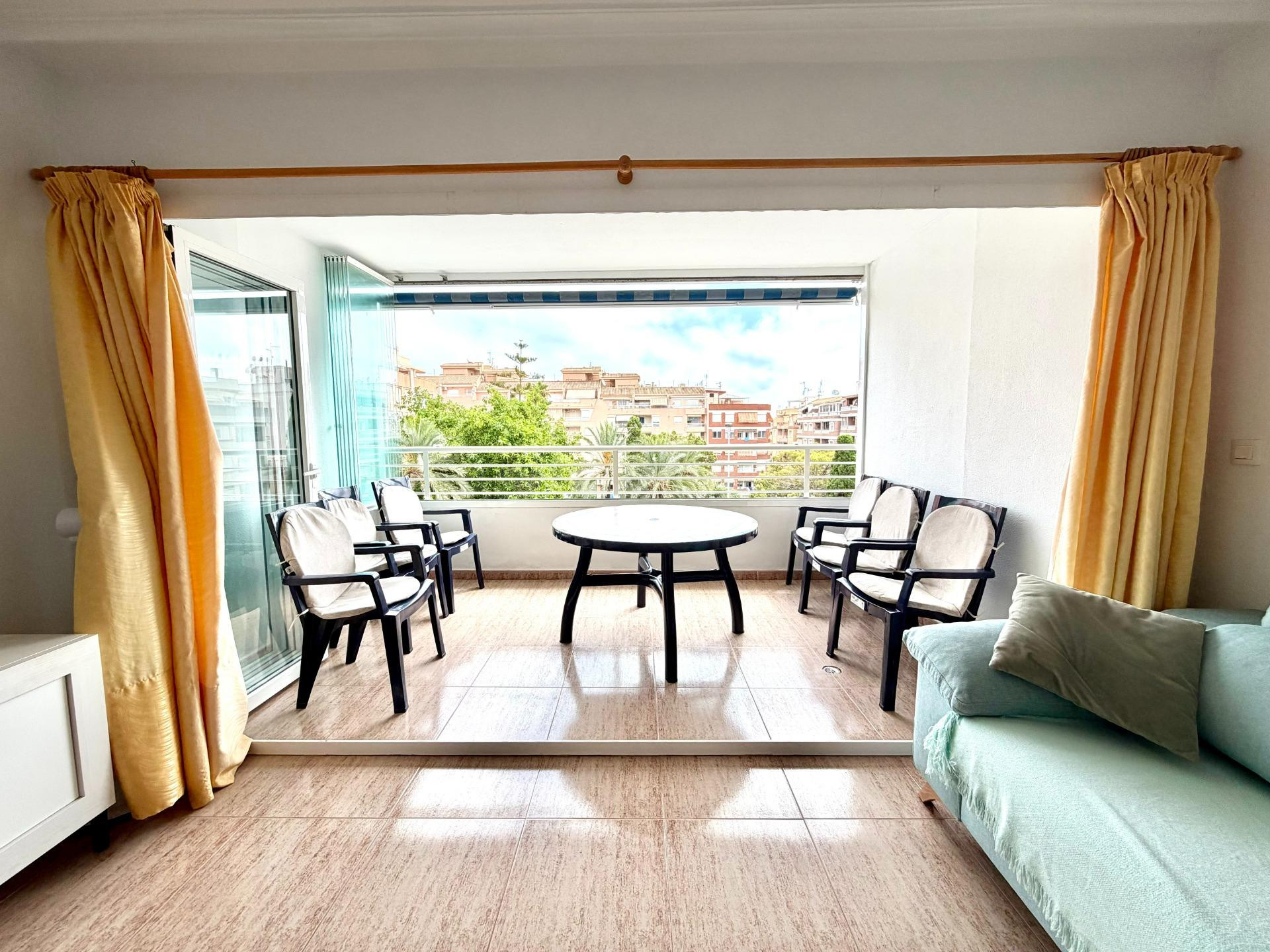 Amplio apartamento en alquiler a solo 250 metros de la Playa del Cura